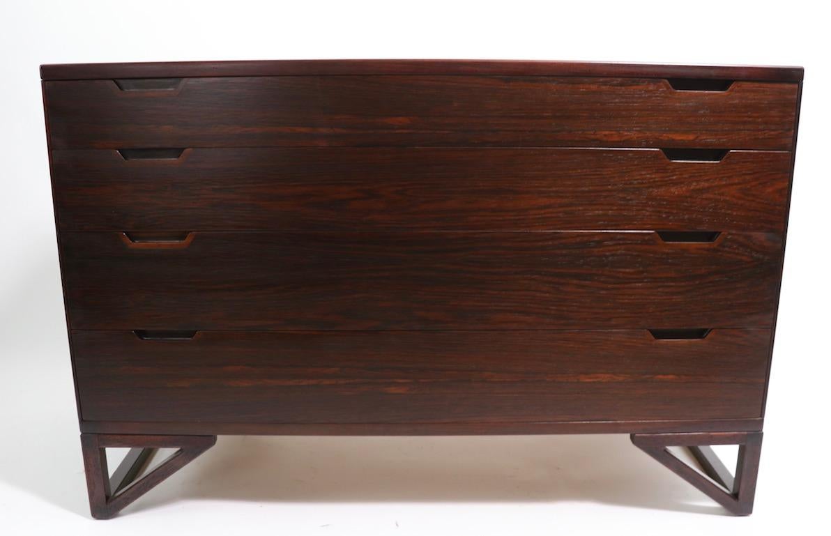 Commode danoise à 4 tiroirs de style moderne du milieu du siècle dernier de Svend Langkilde Mobler Bon état - En vente à New York, NY