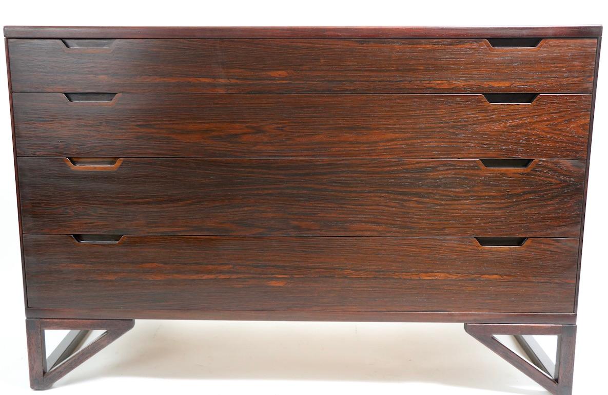 Bois de rose Commode danoise à 4 tiroirs de style moderne du milieu du siècle dernier de Svend Langkilde Mobler en vente