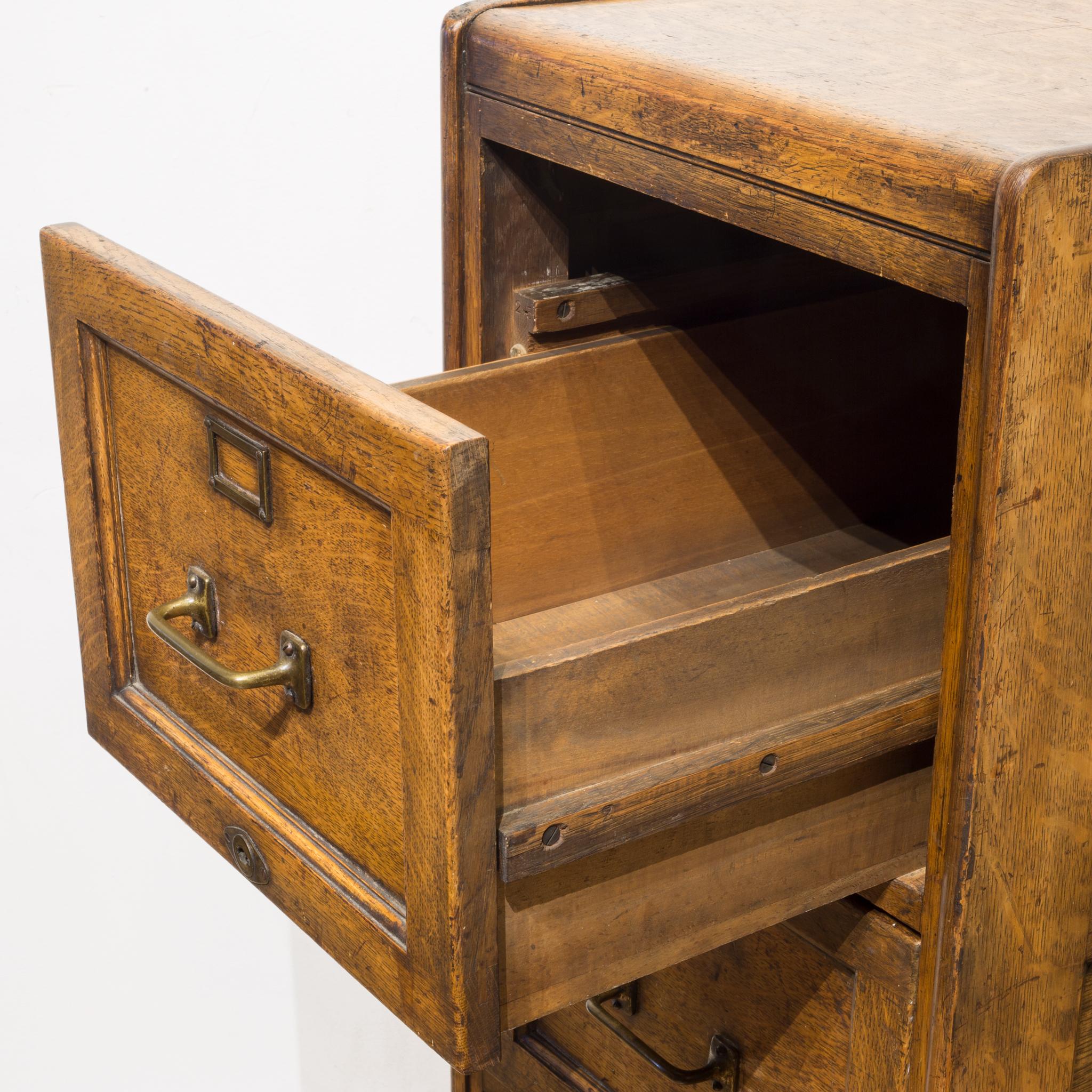 4-Drawer Oak File Cabinet, circa 1930 In Good Condition In San Francisco, CA