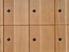 Lawson-Fenning Ojai Kommode, Massive Eiche & Eisendetails, Moderne Schubladenkommode