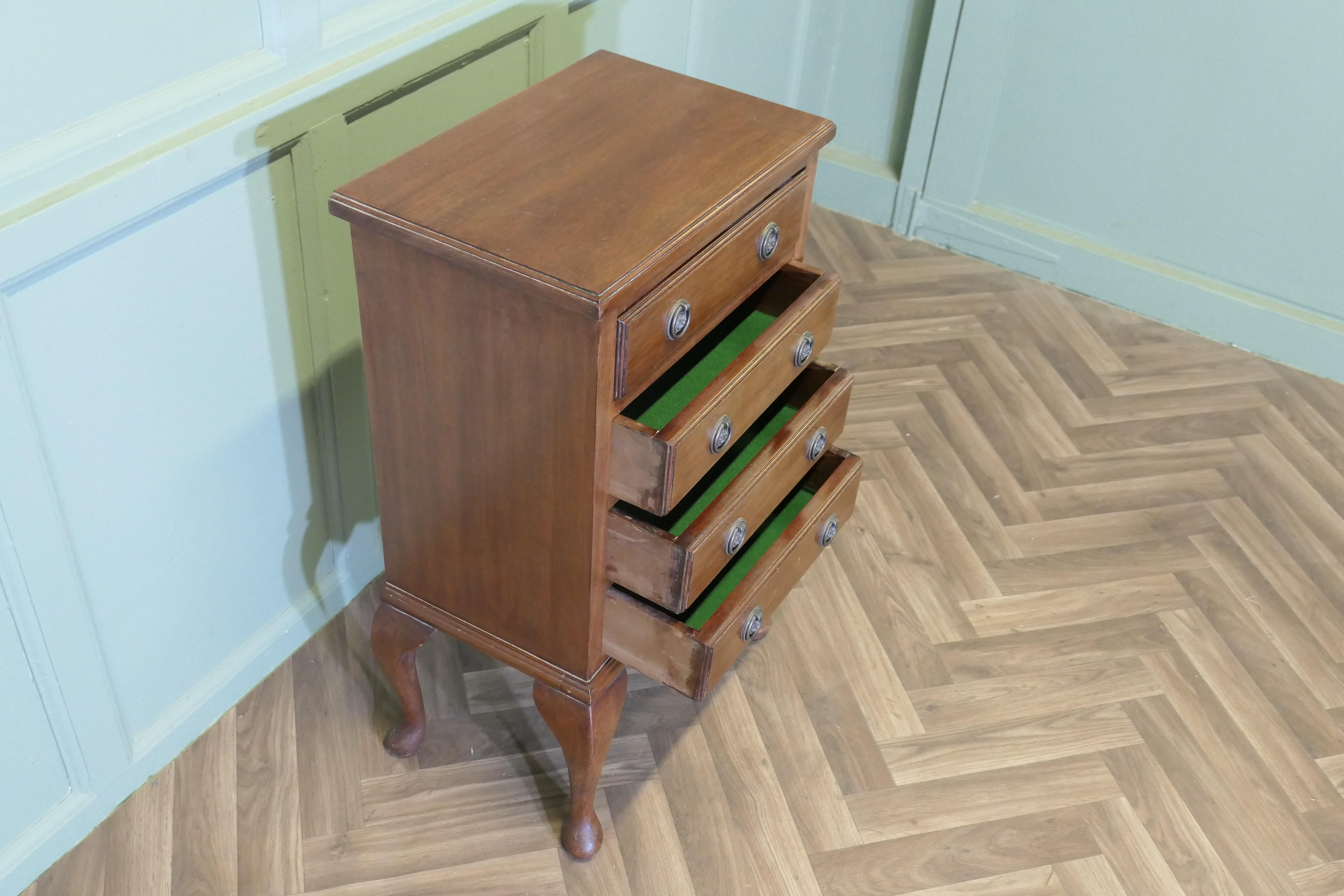 Stile Adam 4 Drawer  Walnut Chest of Drawers   The chest is set on neat cabriole legs in vendita
