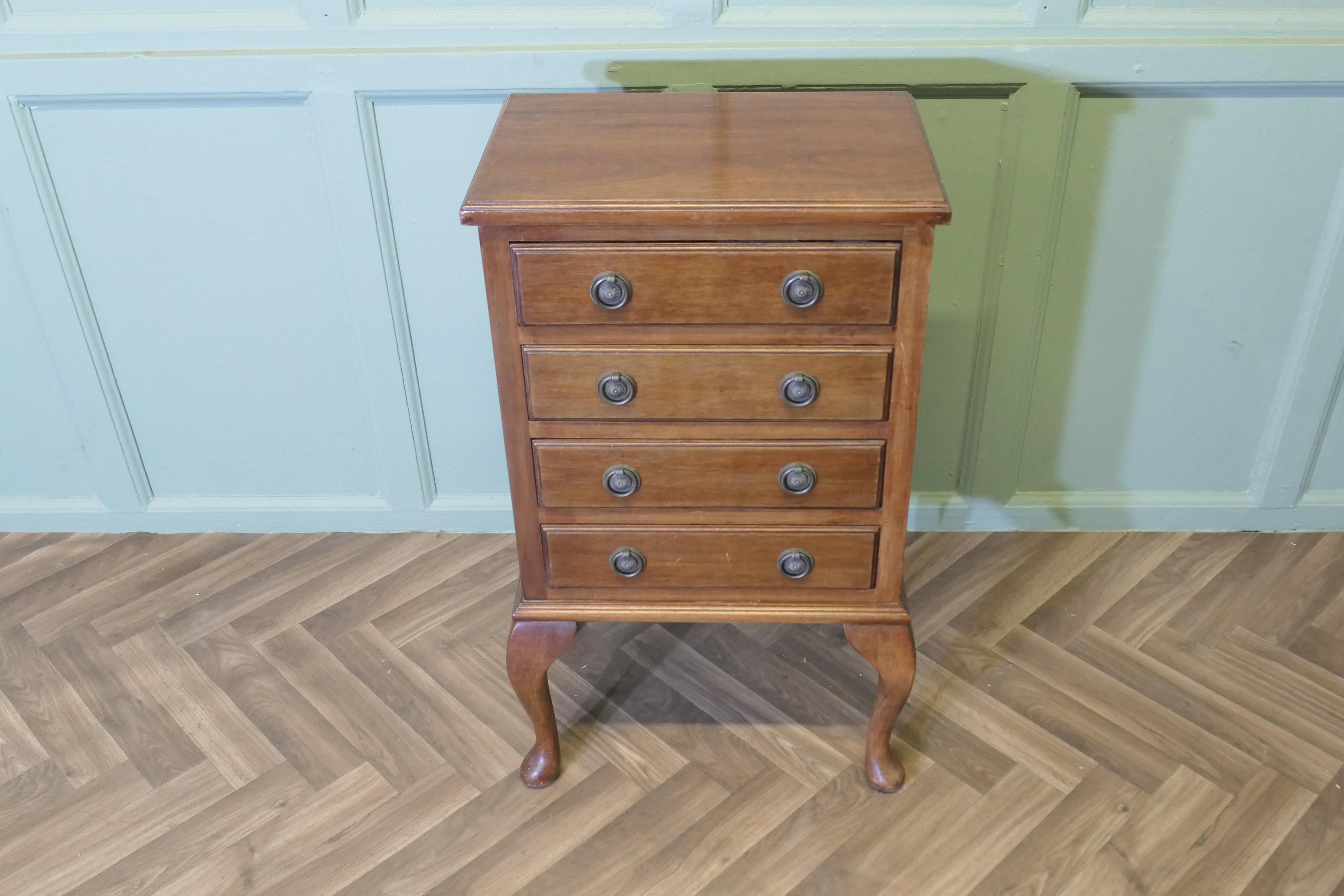 4 Drawer  Walnut Chest of Drawers   The chest is set on neat cabriole legs In condizioni buone in vendita a Godshill, Isle of Wight