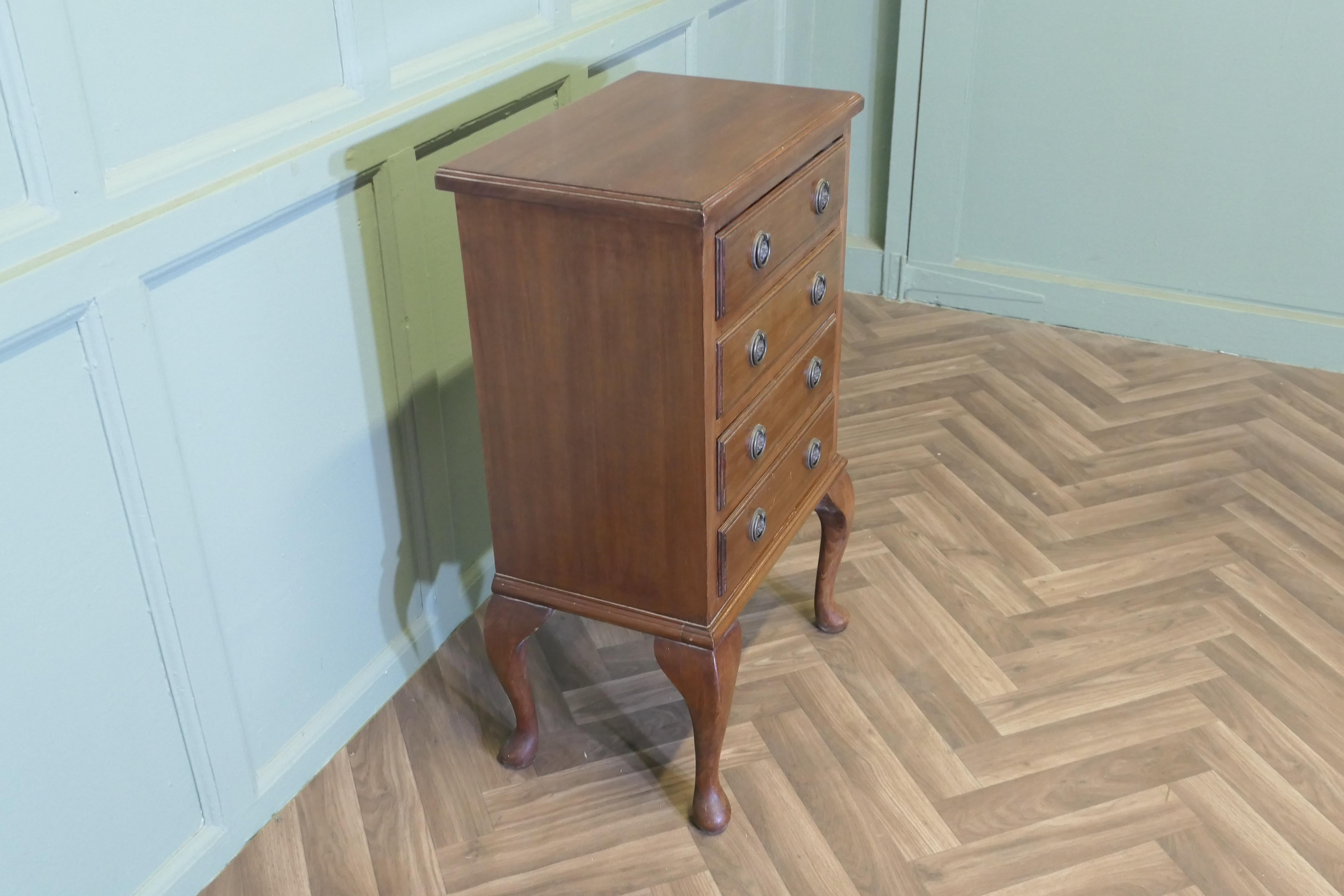 Metà XX secolo 4 Drawer  Walnut Chest of Drawers   The chest is set on neat cabriole legs in vendita