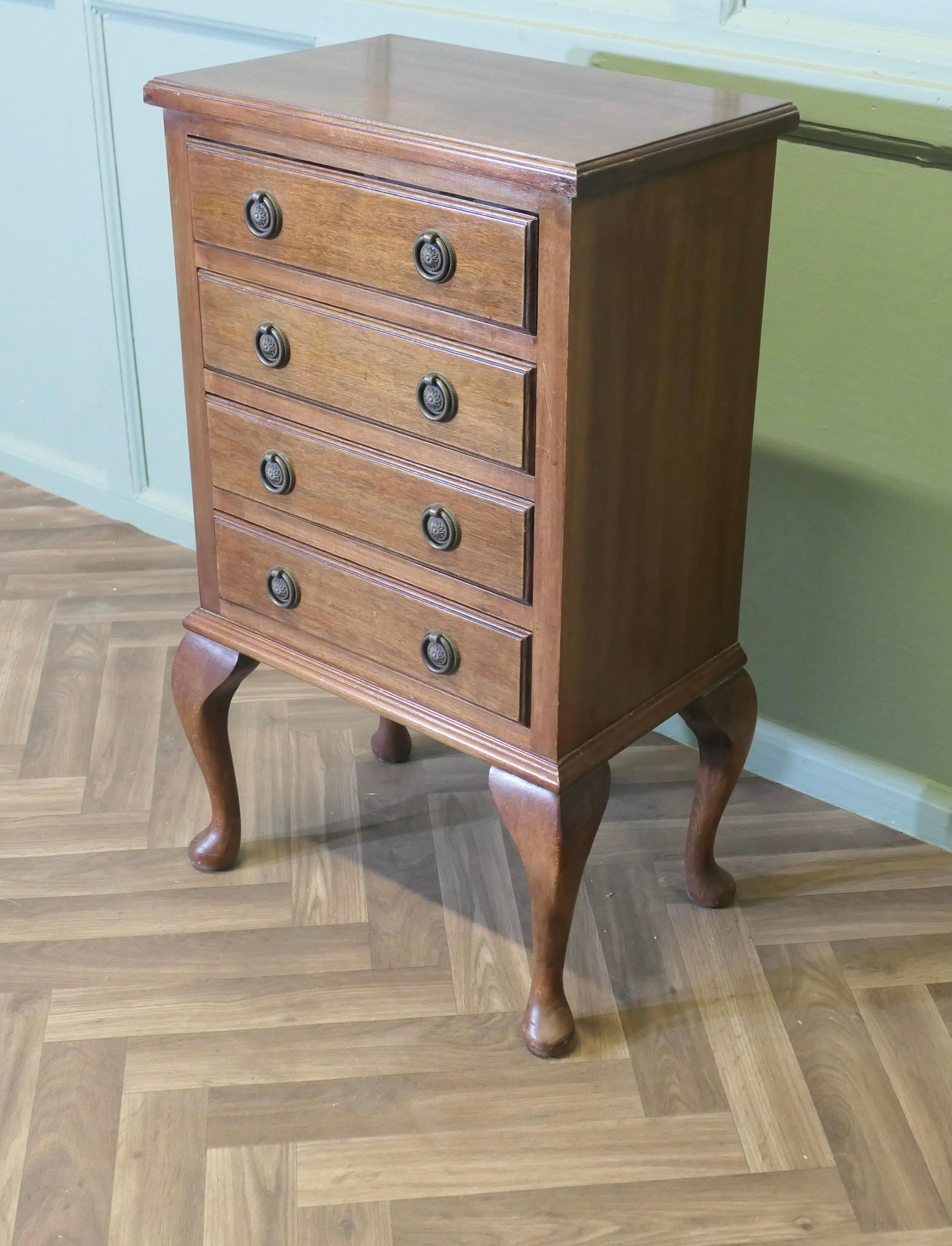 Noce 4 Drawer  Walnut Chest of Drawers   The chest is set on neat cabriole legs in vendita
