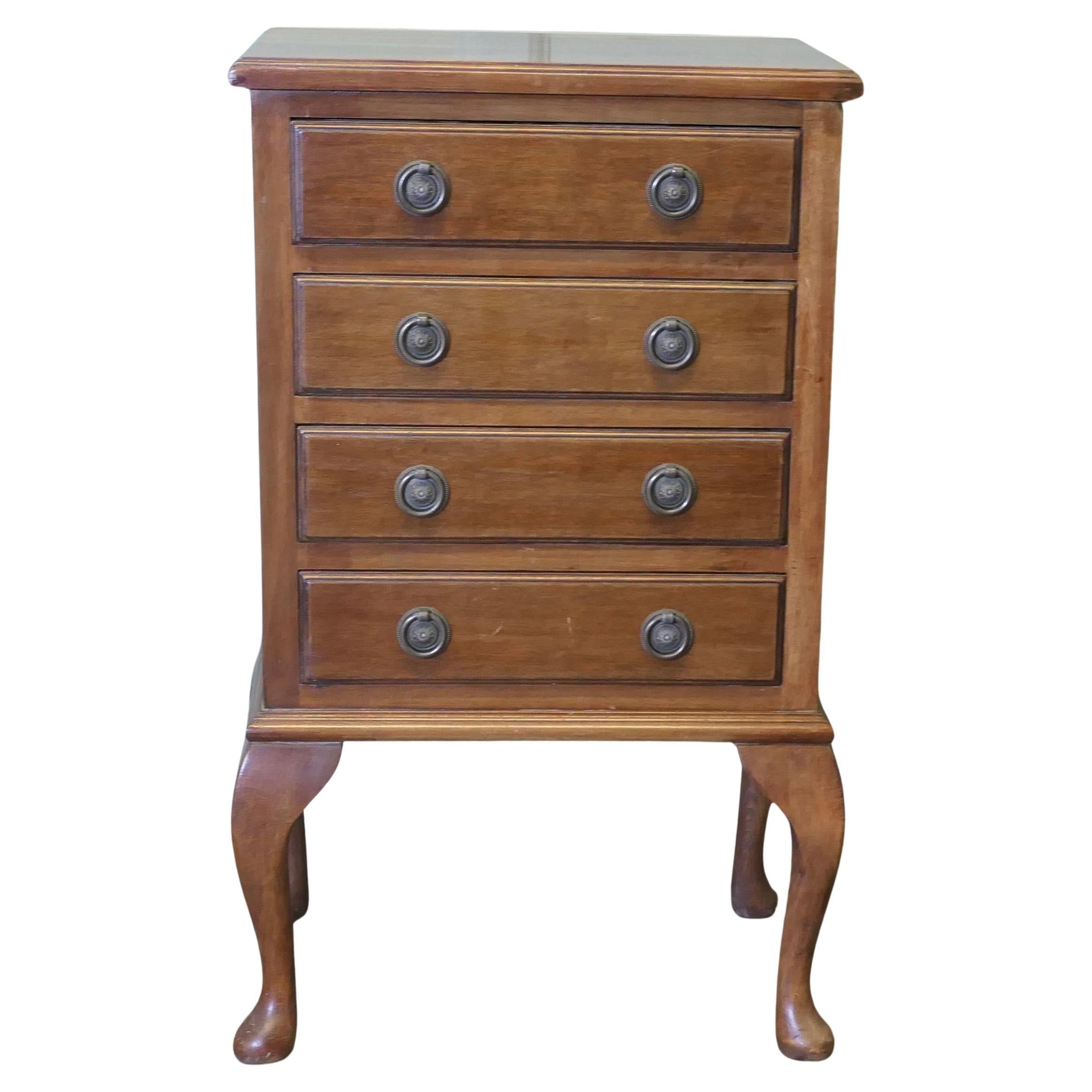4 Drawer  Walnut Chest of Drawers   The chest is set on neat cabriole legs in vendita