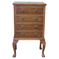 4 Drawer  Walnut Chest of Drawers   The chest is set on neat cabriole legs