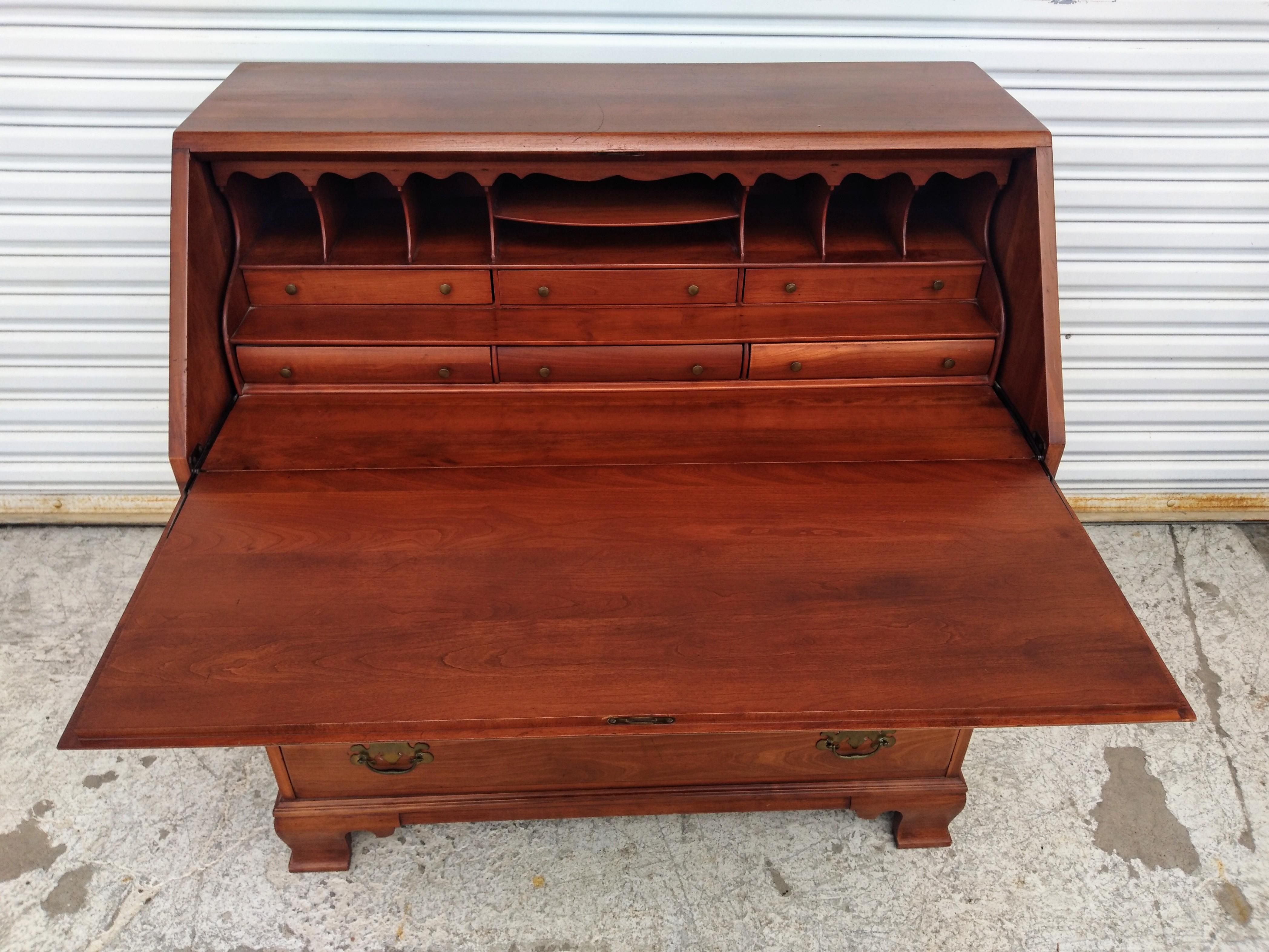 Chippendale Segreteria a 4 cassetti Willett Wildwood Cherry in vendita