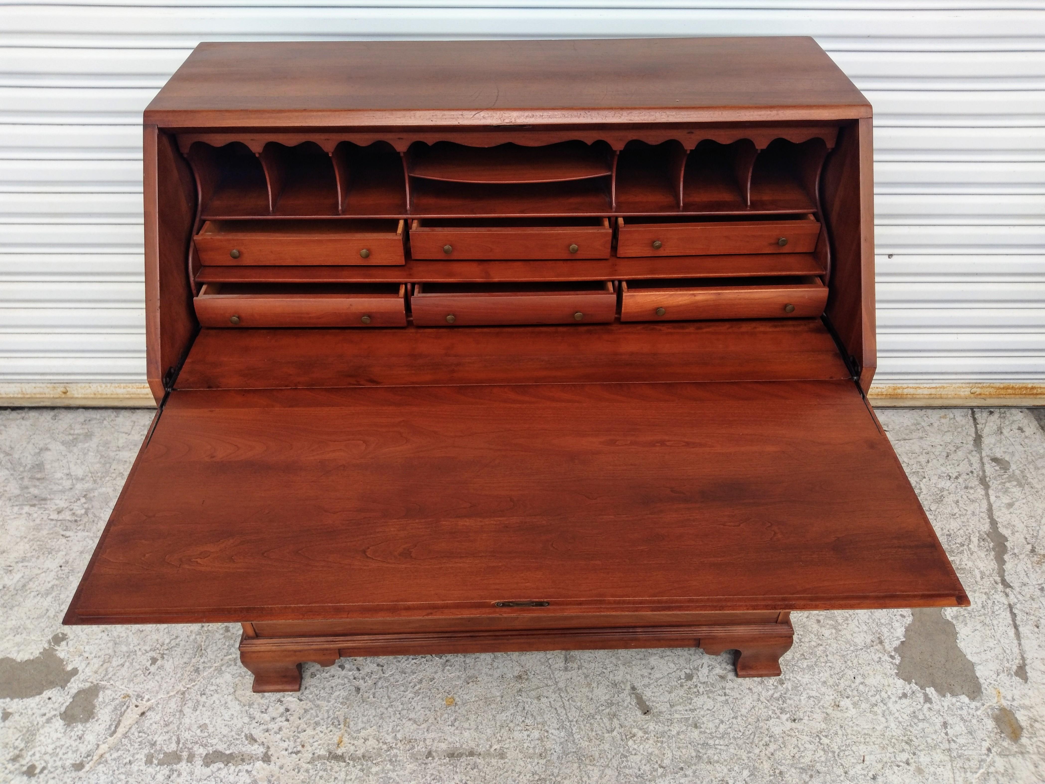 Americano Segreteria a 4 cassetti Willett Wildwood Cherry in vendita