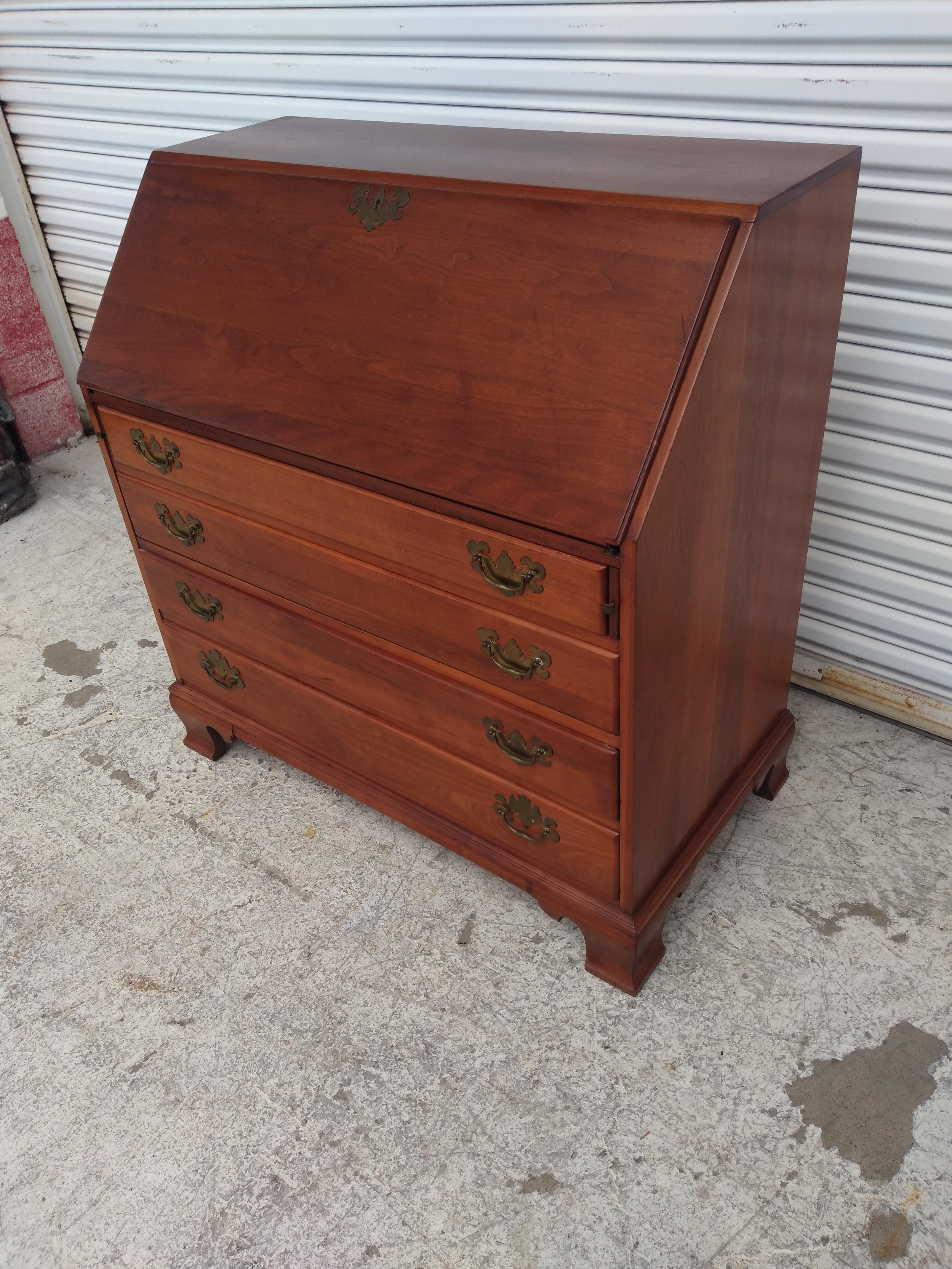 Ottone Segreteria a 4 cassetti Willett Wildwood Cherry in vendita