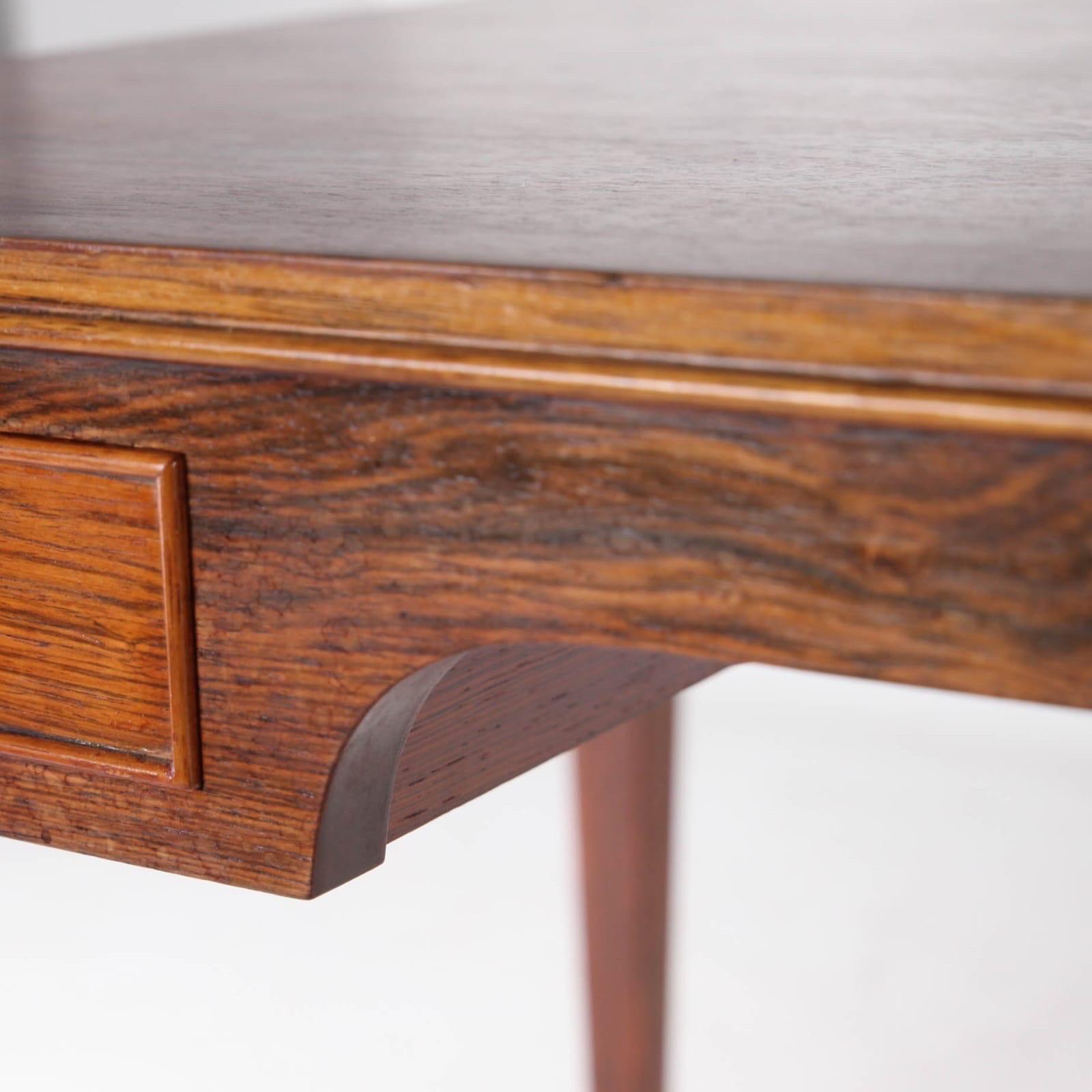 Bois Table basse à 4 tiroirs en vente
