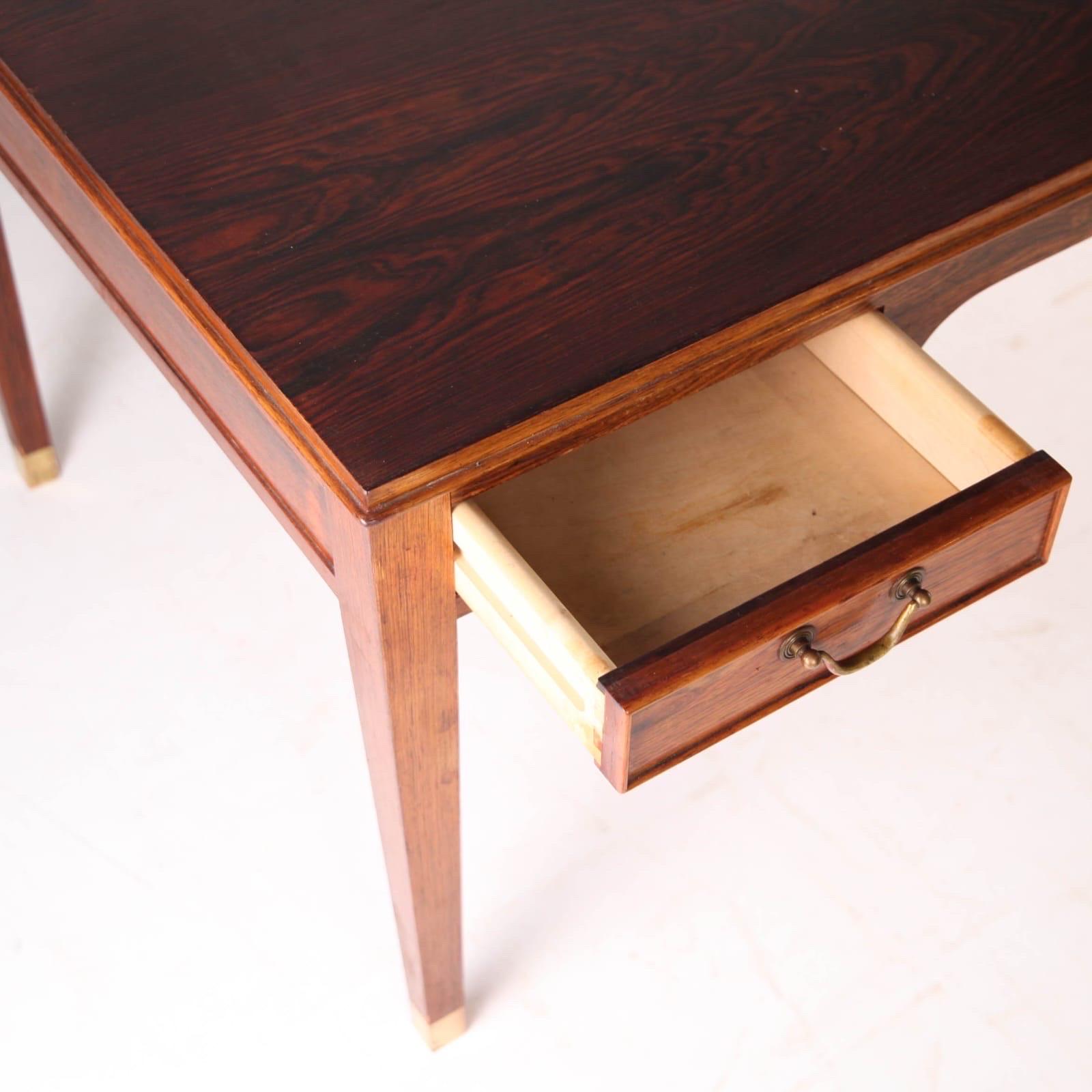 Table basse à 4 tiroirs en vente 1