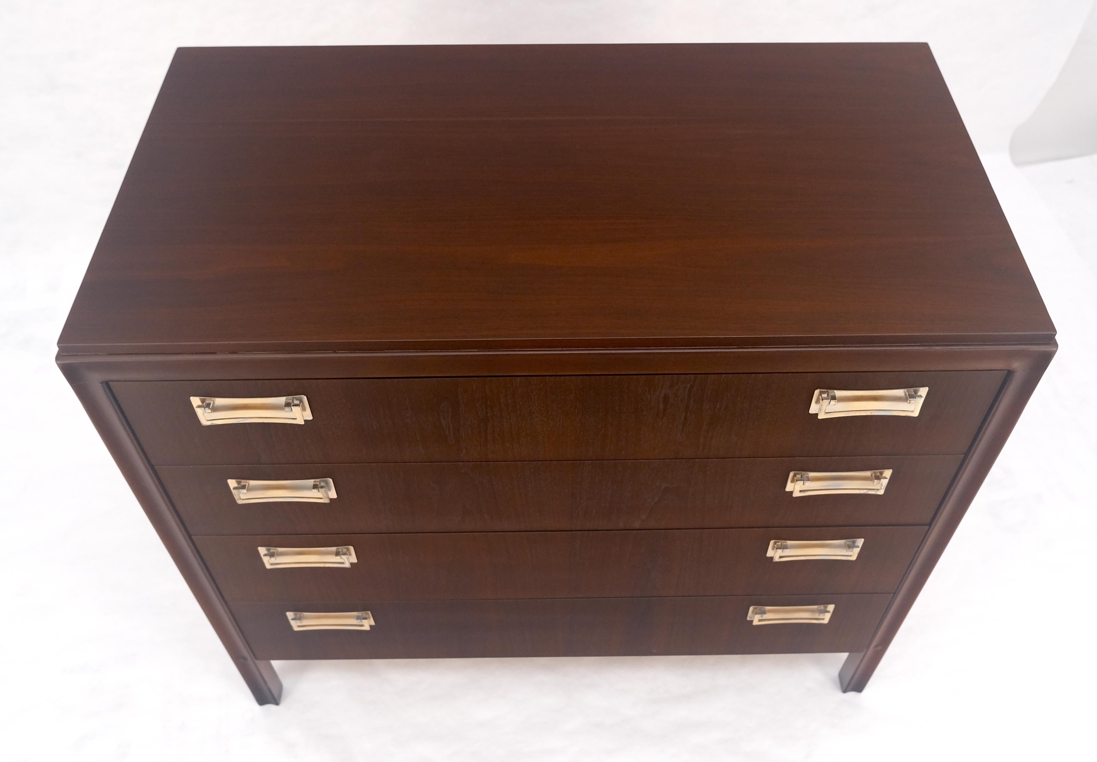 Mid-Century moderno Cassettiera a 4 cassetti in noce del Mid Century Modern MINT in vendita