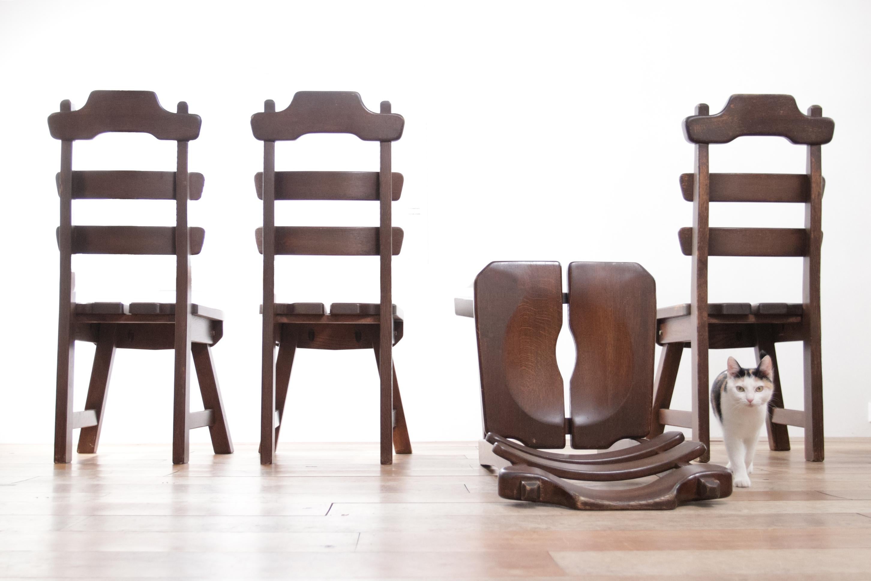 4 robuste und schwere Stühle aus dunkler Eiche.
Sie passen perfekt zum Stil von Designern wie Axel Einar Hjorth, Charlotte Perriand, Jean Touret und Charles Dudouyt.
Der Stuhl sitzt bequem und die Verwendung von ausschließlich natürlichen
