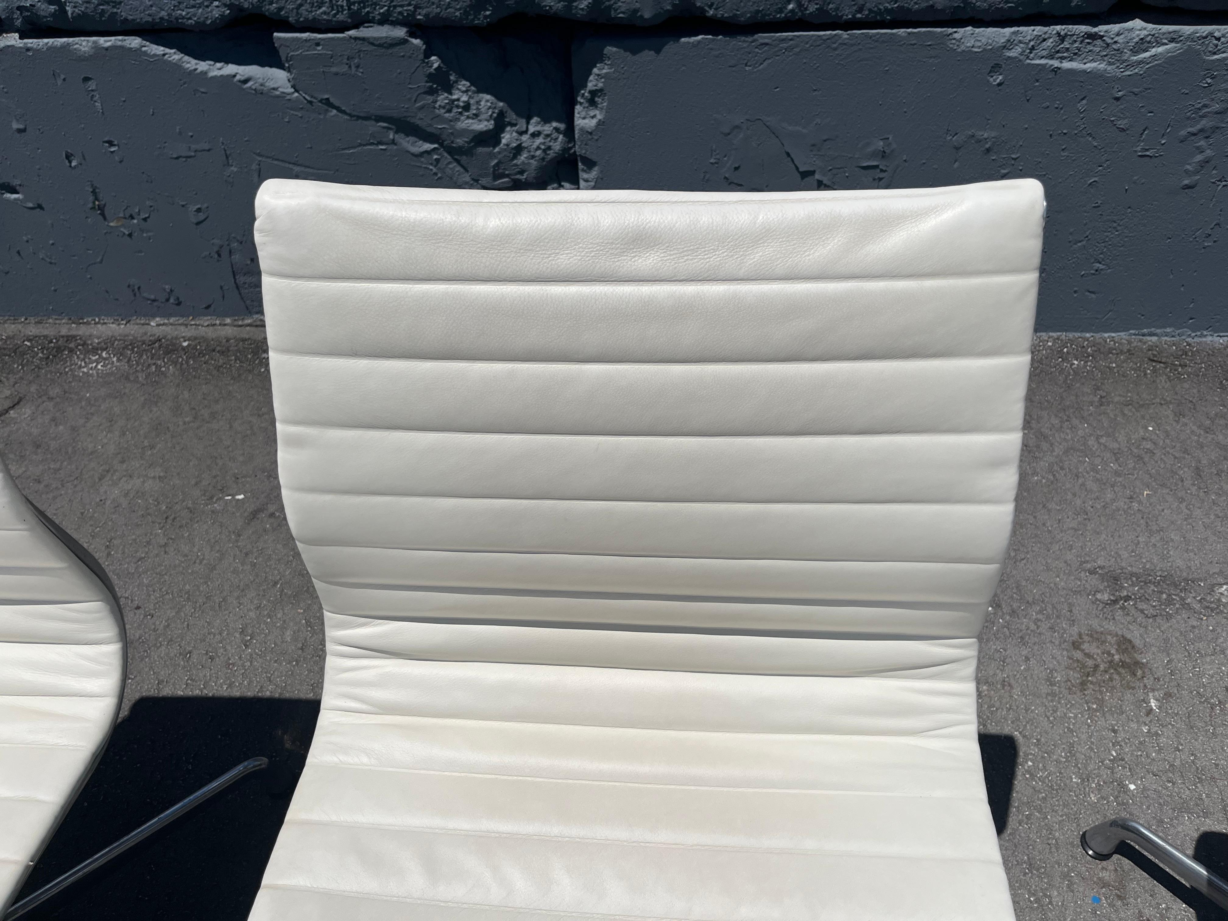 4 Sedie laterali del gruppo Eames in alluminio Vicenza in pelle crema Herman Miller 2015 in vendita 4