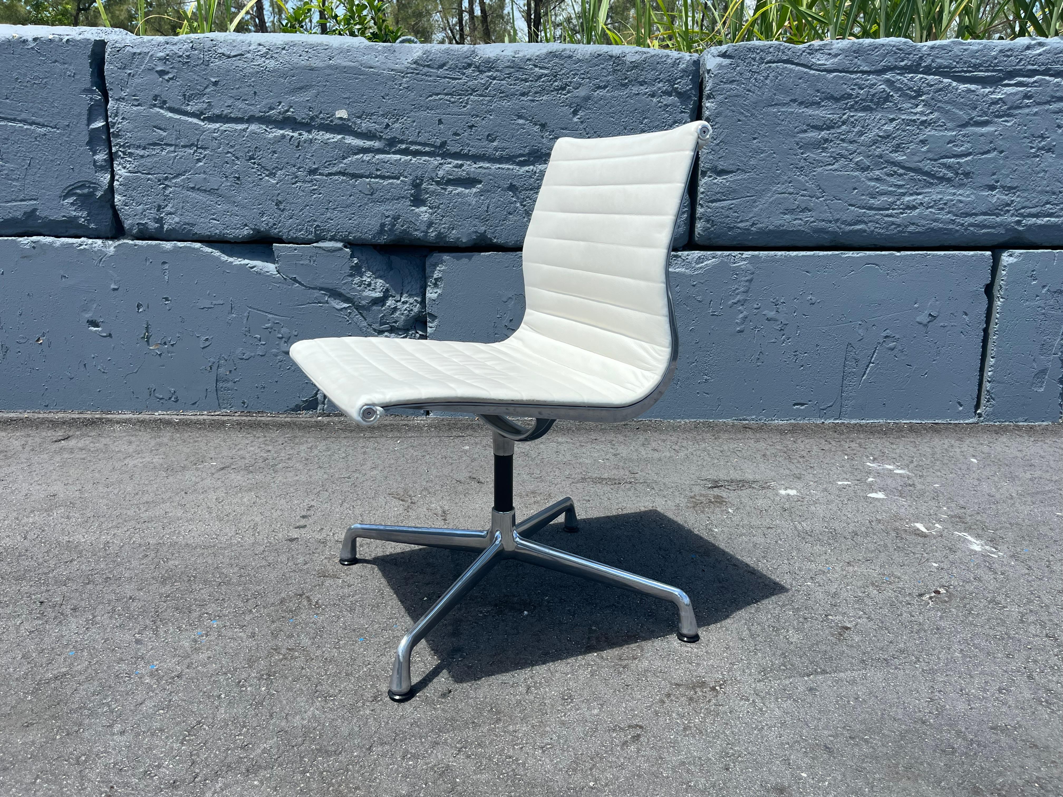 4 Sedie laterali del gruppo Eames in alluminio Vicenza in pelle crema Herman Miller 2015 in vendita 7