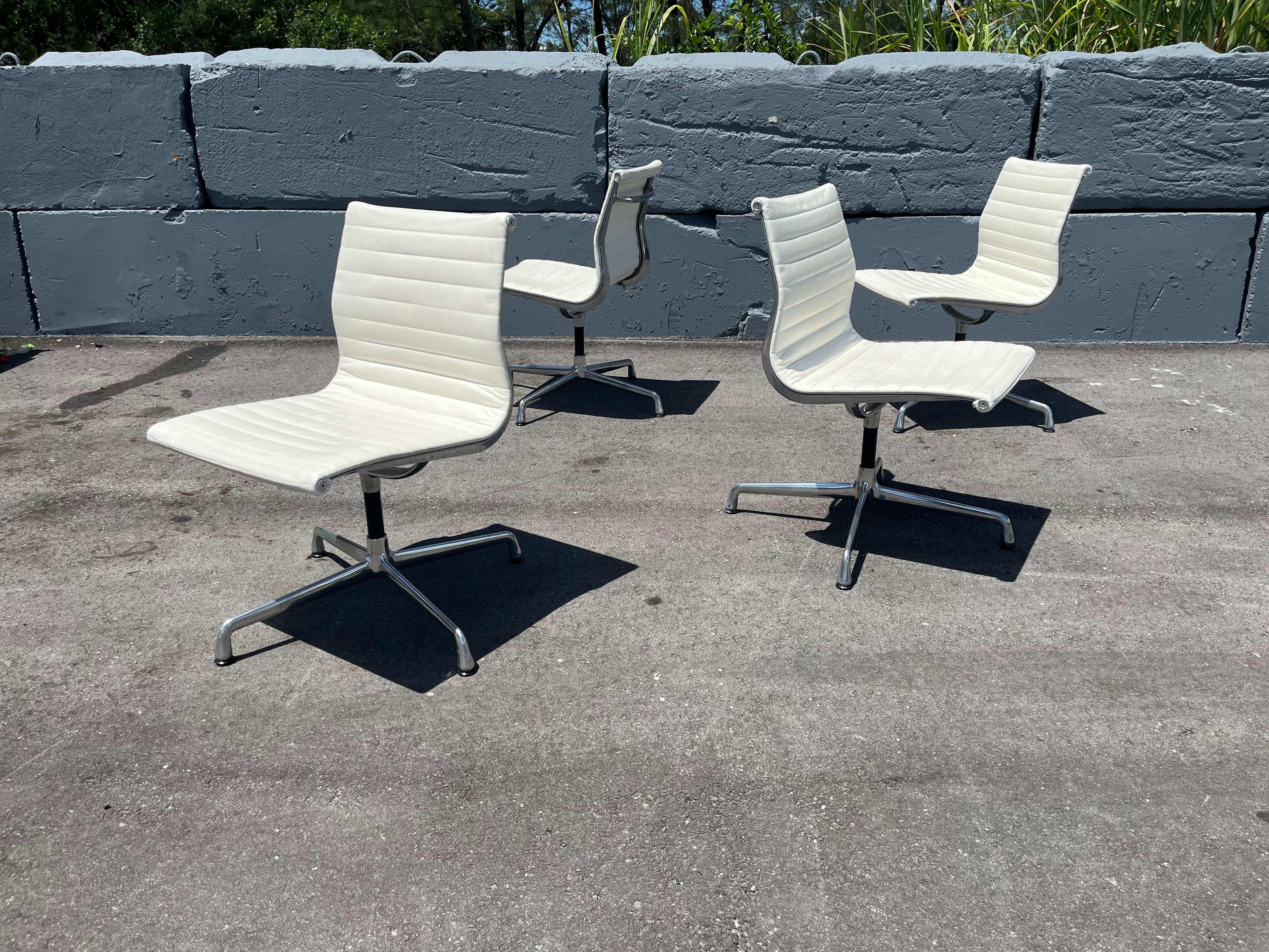 4 Sedie laterali del gruppo Eames in alluminio Vicenza in pelle crema Herman Miller 2015 In condizioni buone in vendita a Miami, FL