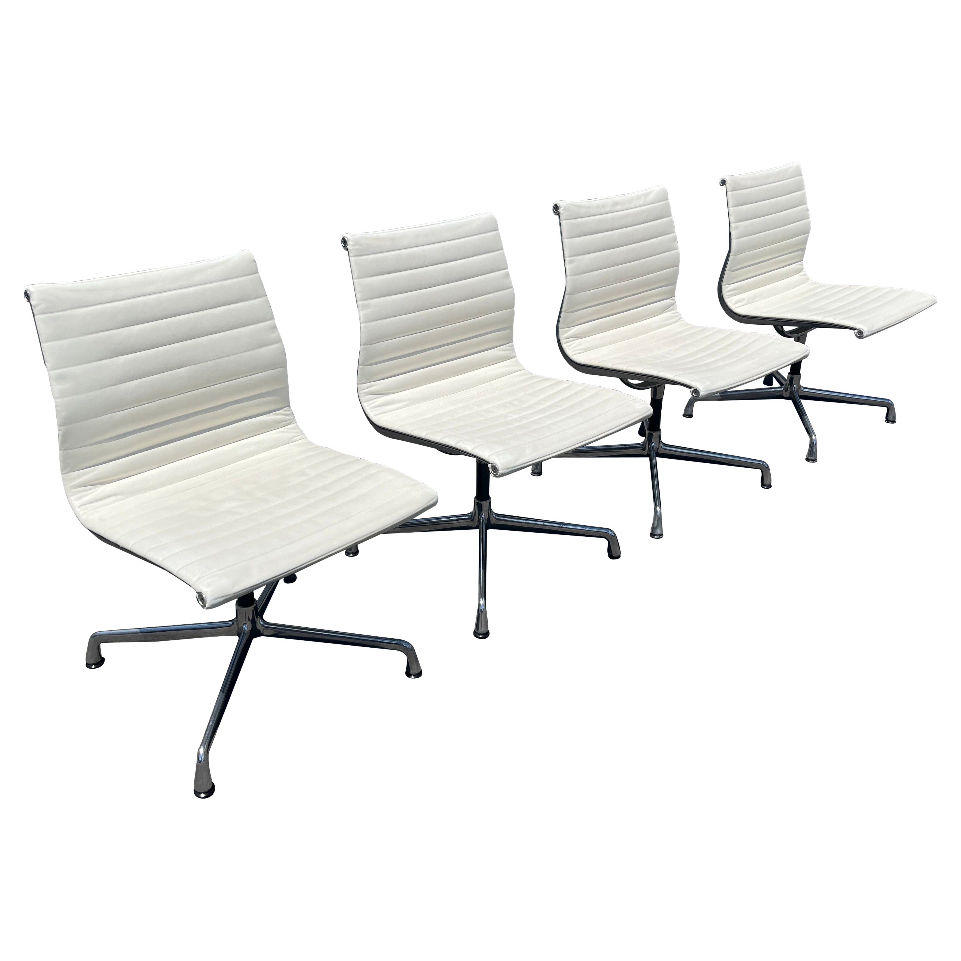 4 Sedie laterali del gruppo Eames in alluminio Vicenza in pelle crema Herman Miller 2015 in vendita