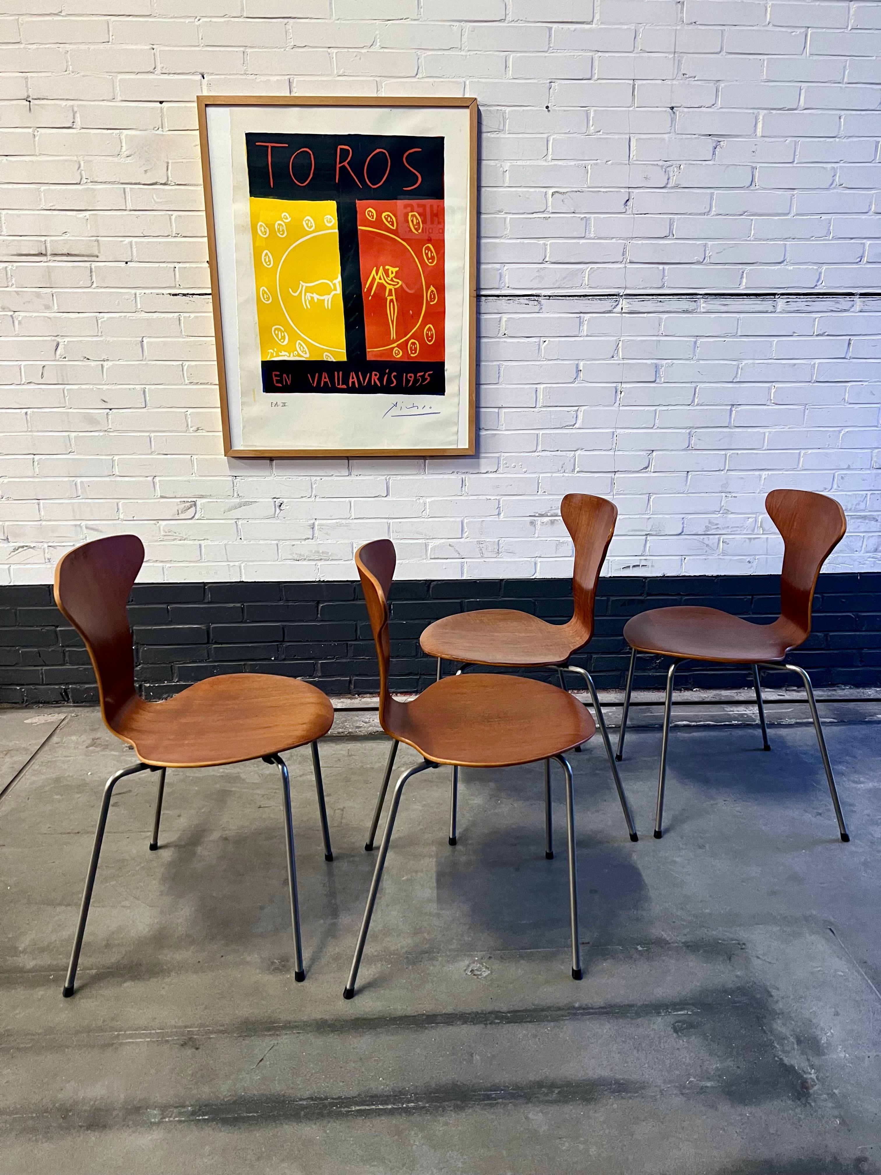 Très ancienne et rare édition (1957 !) de la chaise 'Munkegaard' d'Arne Jacobsen produite par Fritz Hansen. Finition en teck avec structure en acier poli. Il s'agit de l'édition avec le bouchon en métal portant l'inscription 