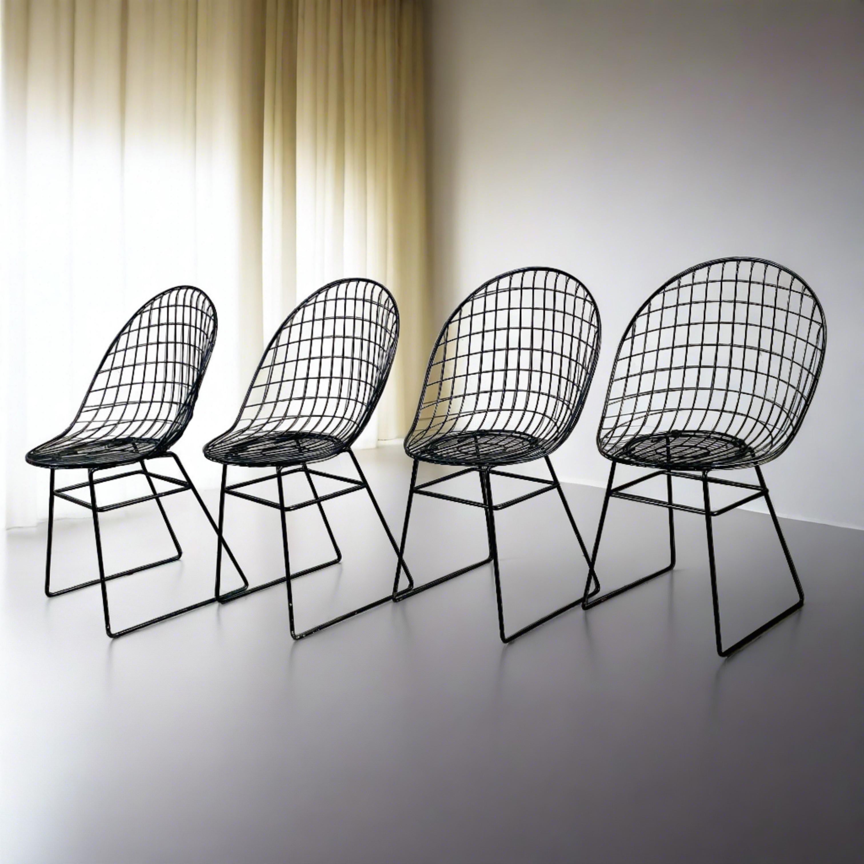 Vous souhaitez ajouter une touche d'élégance mid-century à votre espace repas ? Ne cherchez pas plus loin que cet ensemble exquis de 4 chaises Wire en édition anticipée par les designers renommés Cees Braakman et A.Dekker pour UMS Pastoe, datant des