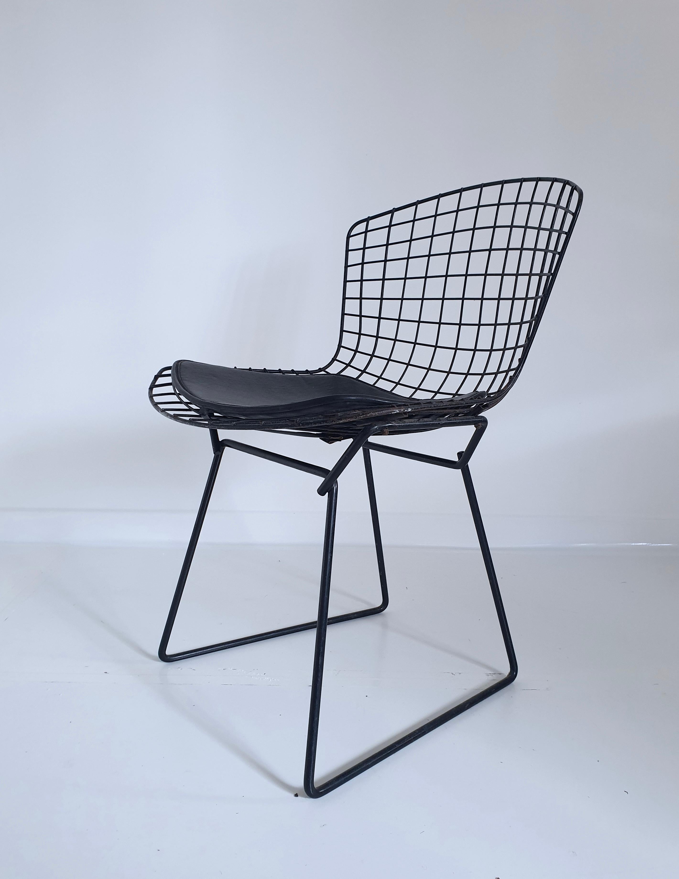 4 Early Production Midcentury Black Bertoia Side Chairs by Knoll, circa 1960 In Good Condition In London, GB