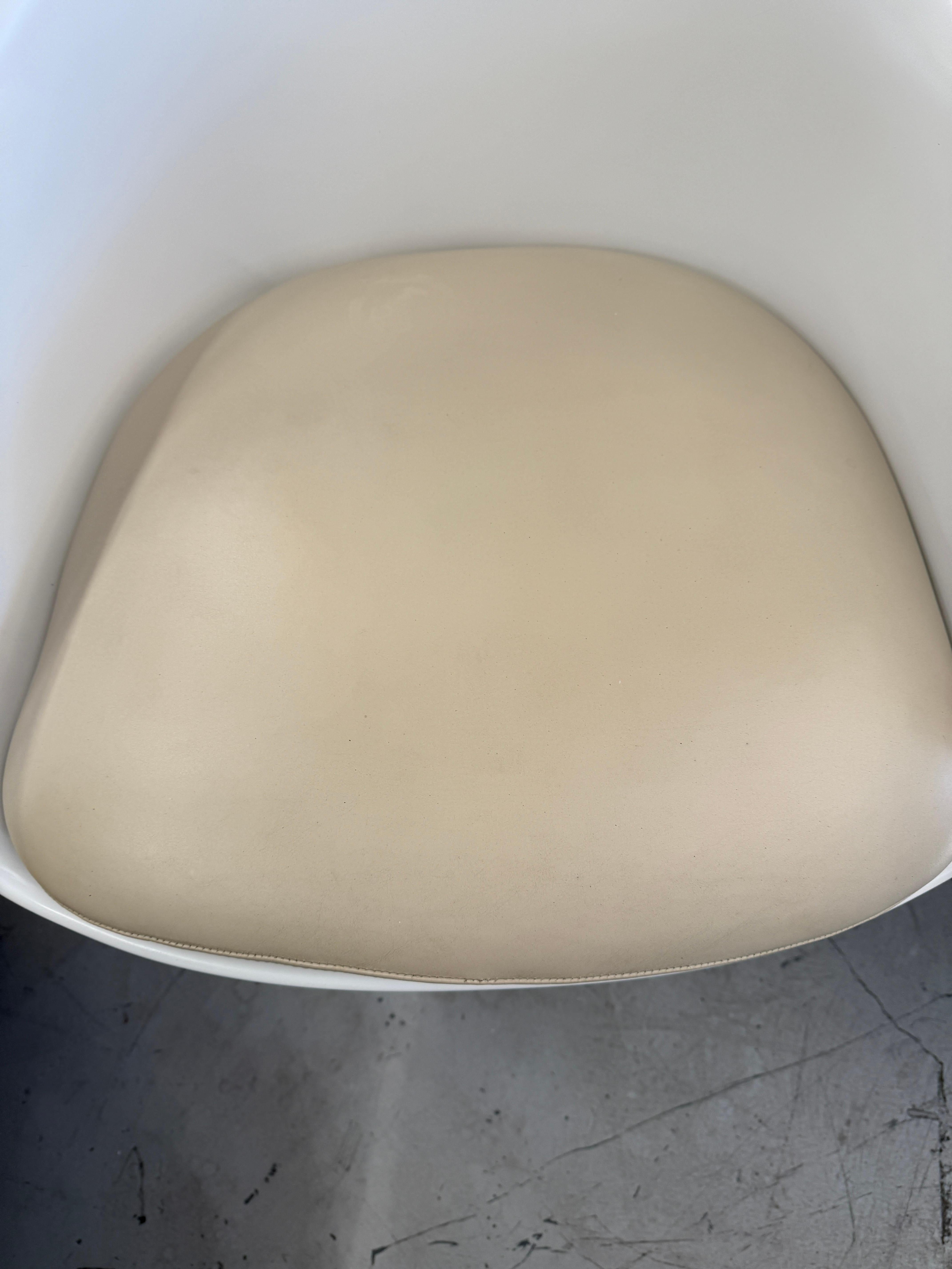 4 Eero Saarinen for Knoll Tulip Swivel Armchairs with Leather Seats 4
