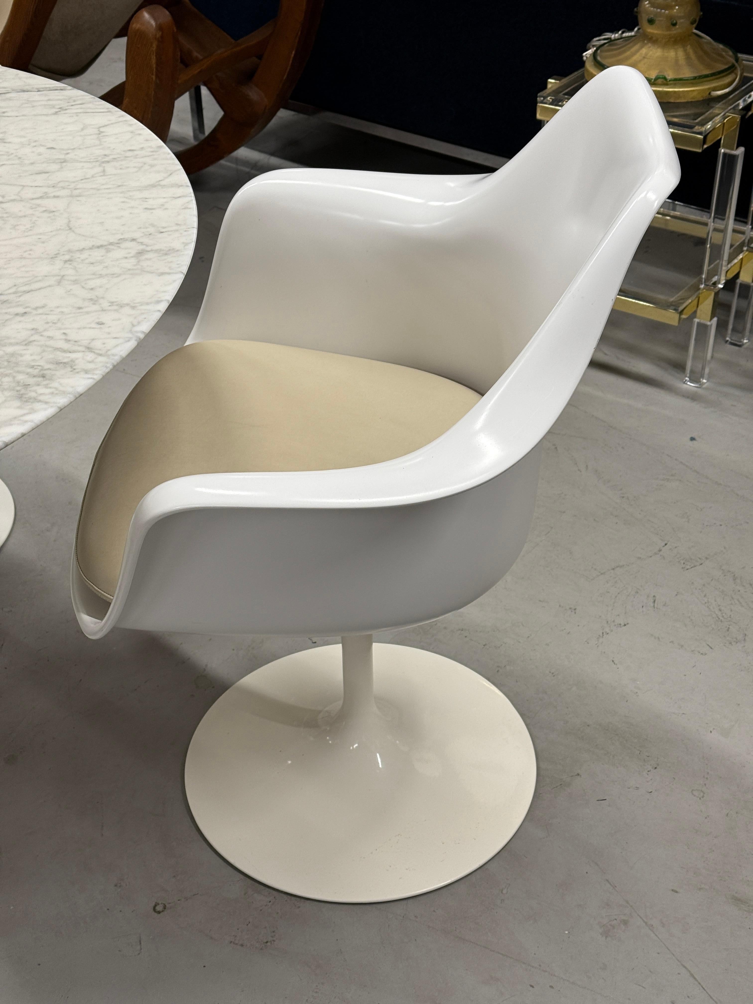 4 Eero Saarinen for Knoll Tulip Swivel Armchairs with Leather Seats 8