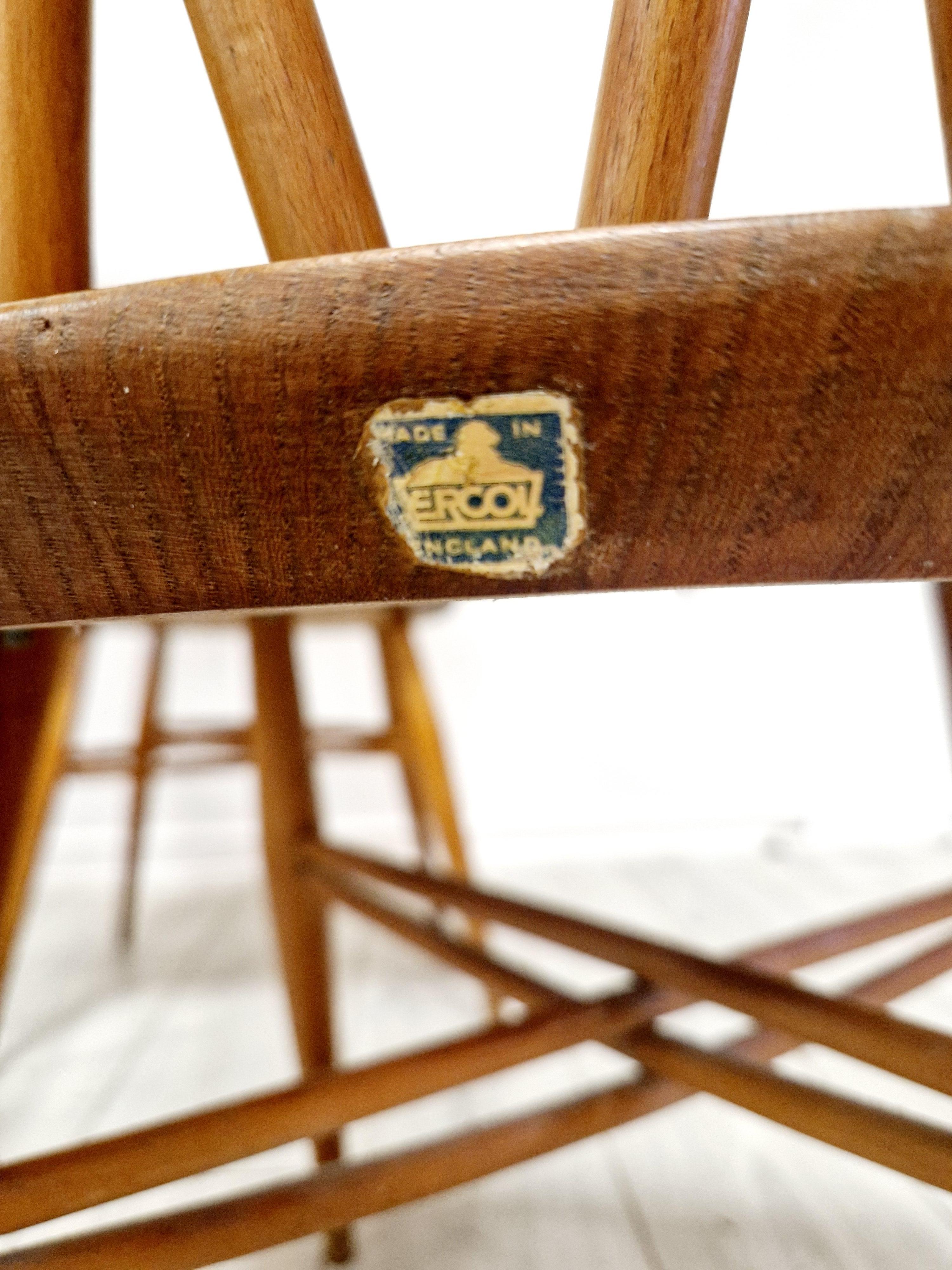 Abbraccia l'eleganza senza tempo del modernismo di metà secolo con queste quattro sedie da pranzo con schienale a candelabro di Ercol. Realizzata con orgoglio nel Regno Unito, ogni sedia testimonia la qualità duratura dell'artigianato degli anni