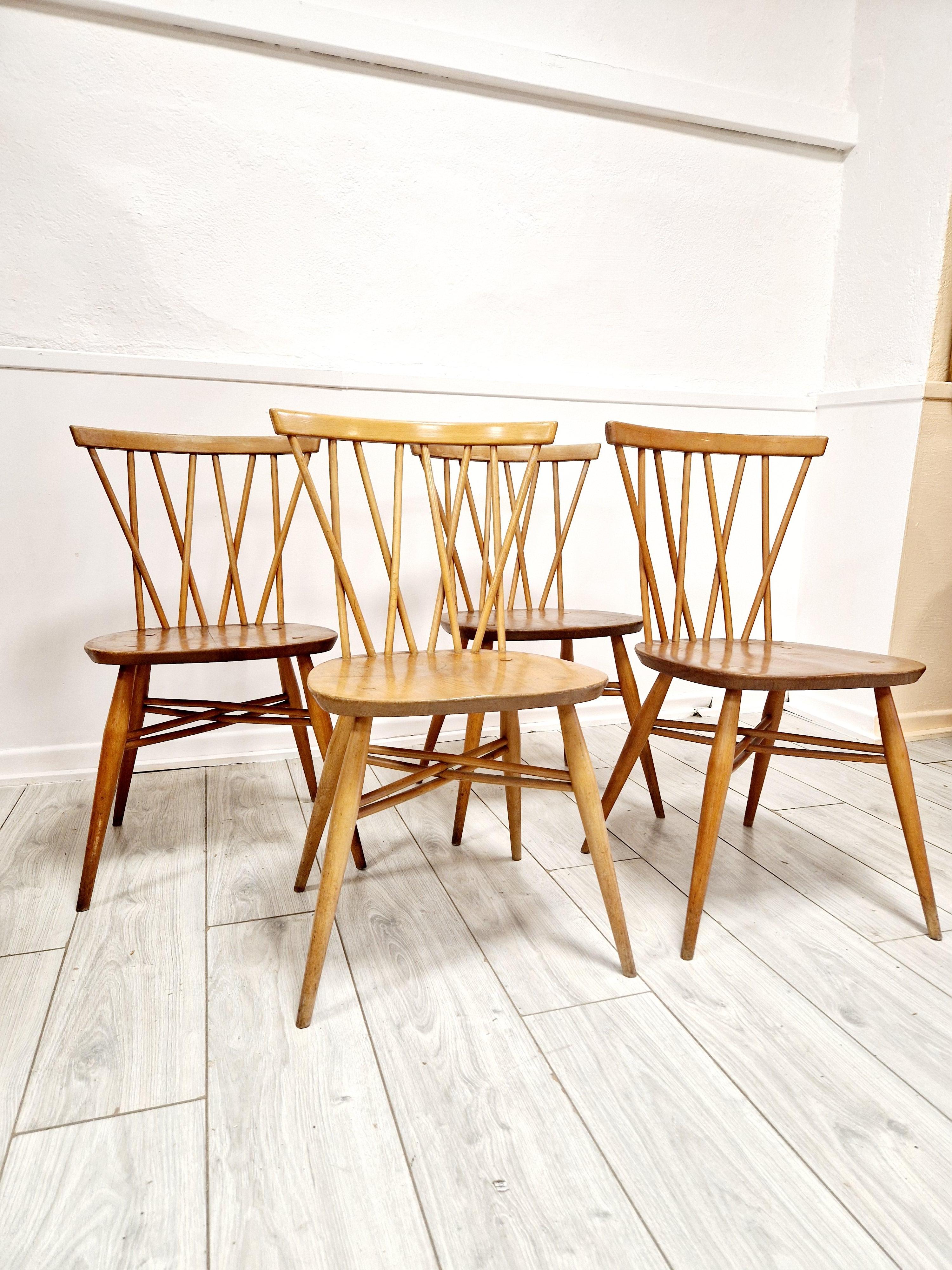 Intagliato 4 Sedie da pranzo con schienale a candelabro di Ercol del Medioevo in vendita