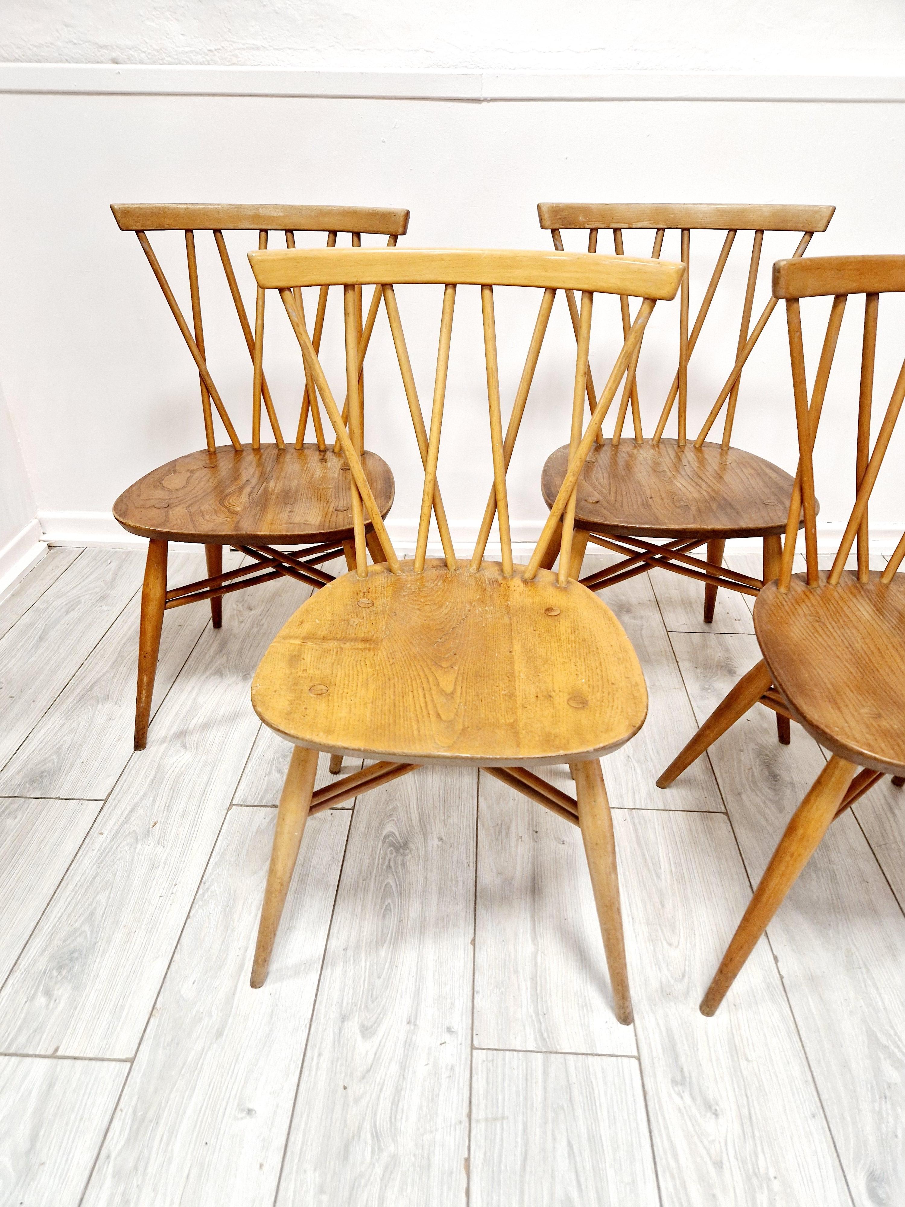 XX secolo 4 Sedie da pranzo con schienale a candelabro di Ercol del Medioevo in vendita