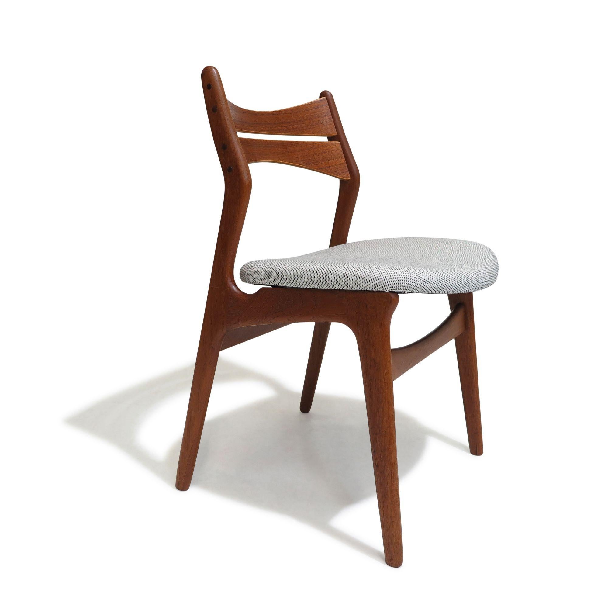 Scandinave moderne 4 chaises de salle à manger danoises en teck Erik Buck en vente