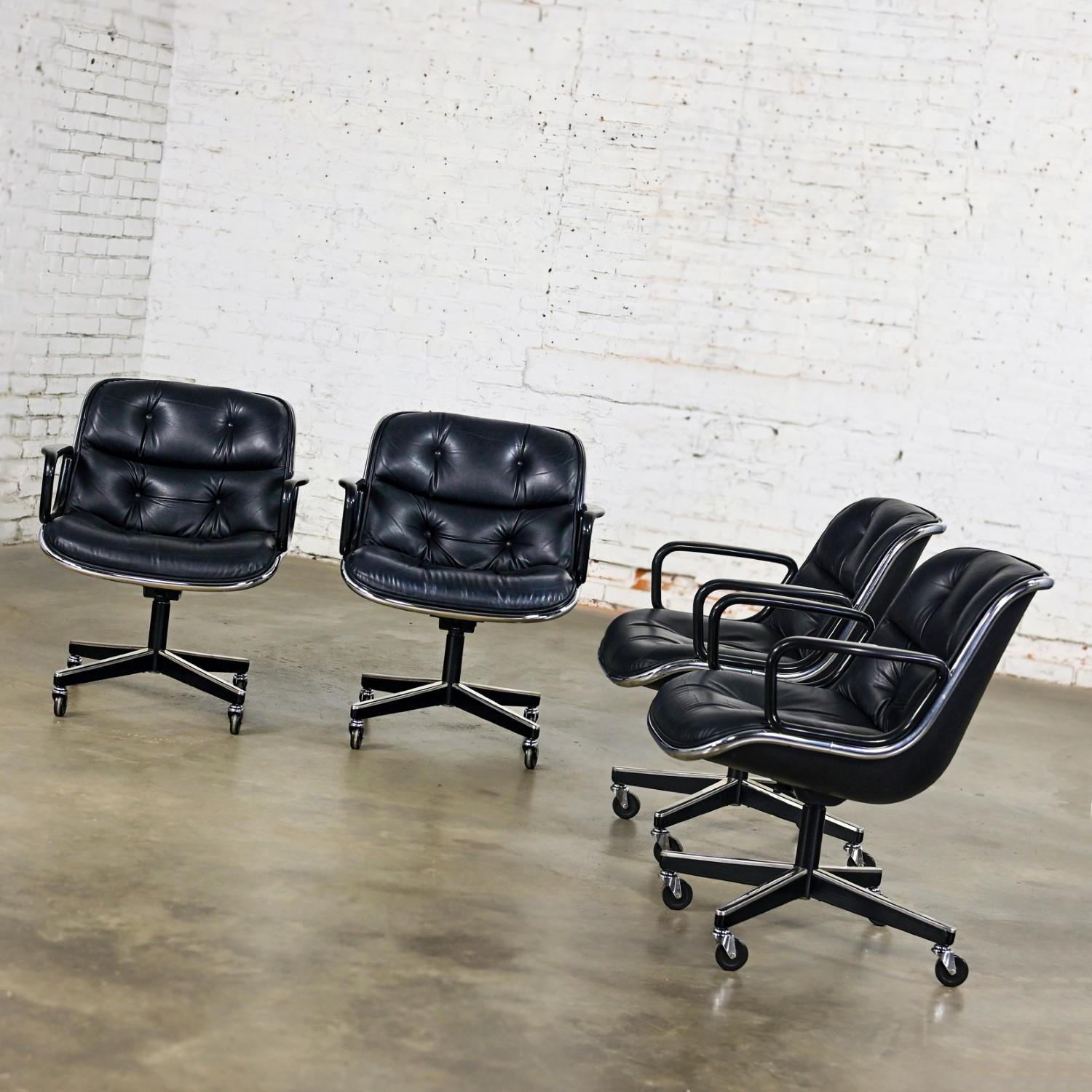 20ième siècle 4 Fauteuils de direction par Charles Pollock pour Knoll Cuir noir et base à 4 branches en vente