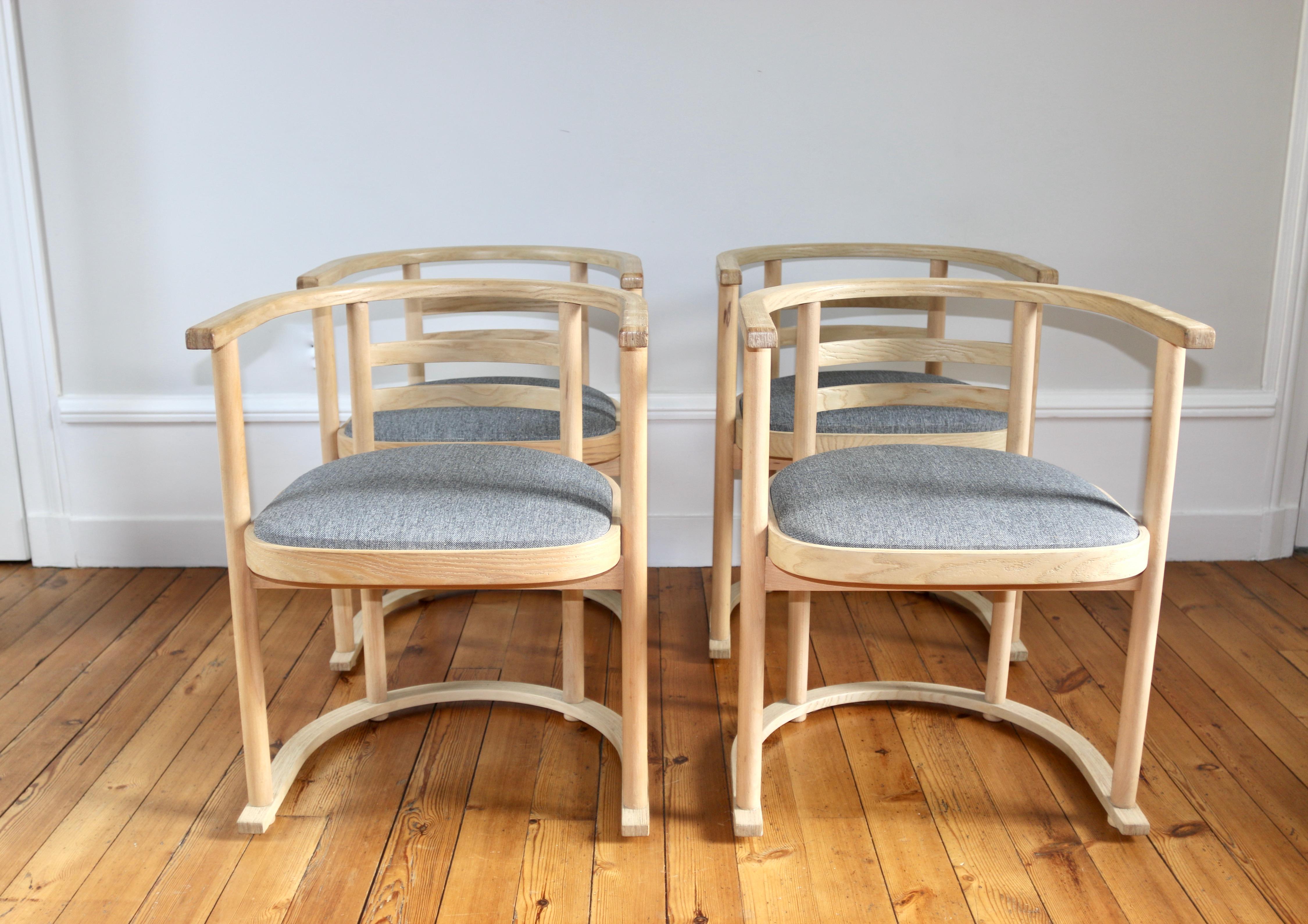 Série de 4 fauteuils/chaises Bauhaus vintage dans l'esprit de celle fabriquée par Josef Hoffman pour Thonet
celle-ci ont été fabriquées au Danemark

assises refaites en tissu gris chiné par un tapissier (mousse et tissu)

Dimensions : profondeur 48