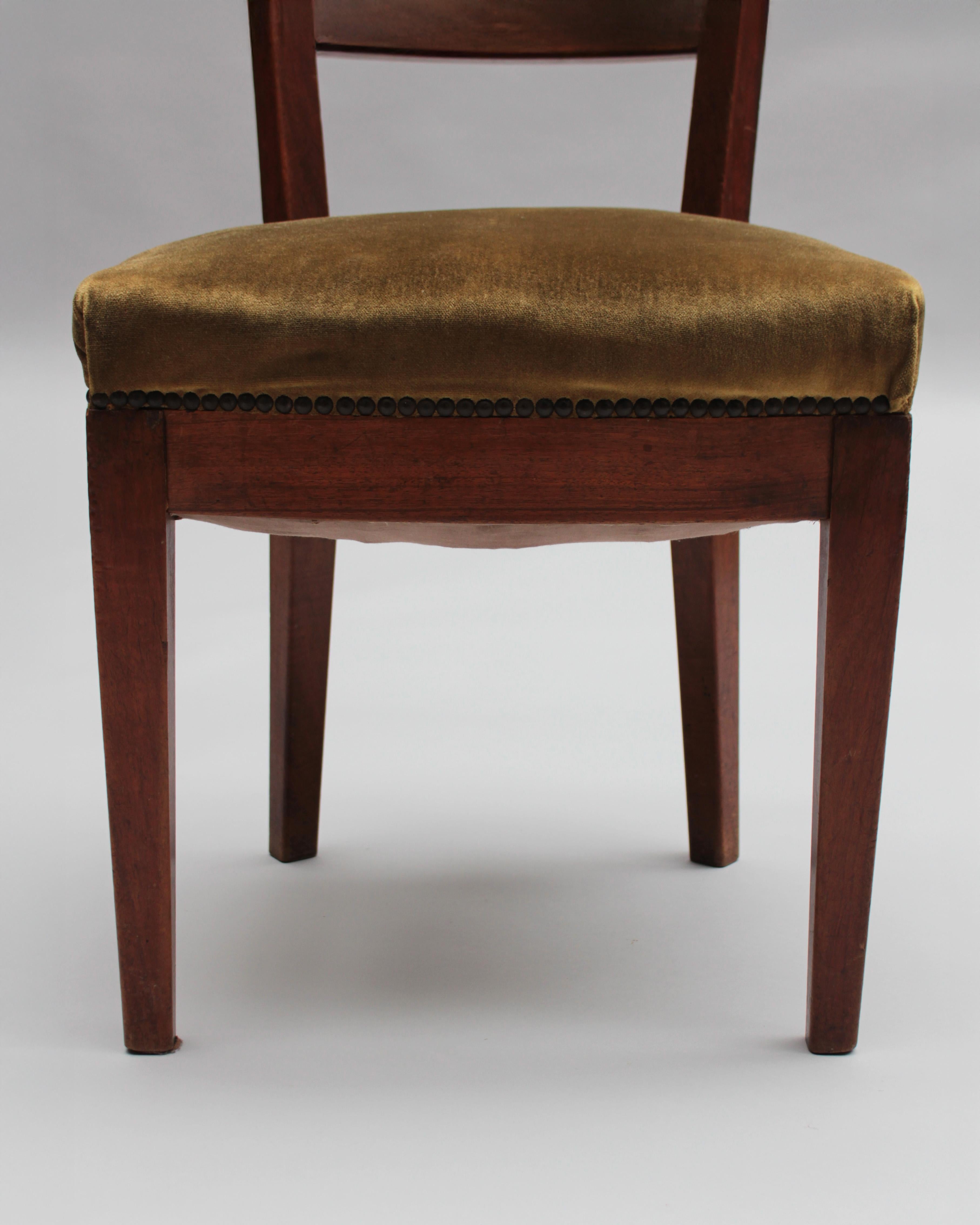 4 raffinate poltrone francesi in noce degli anni '30 attribuite a Francis Jourdain in vendita 6