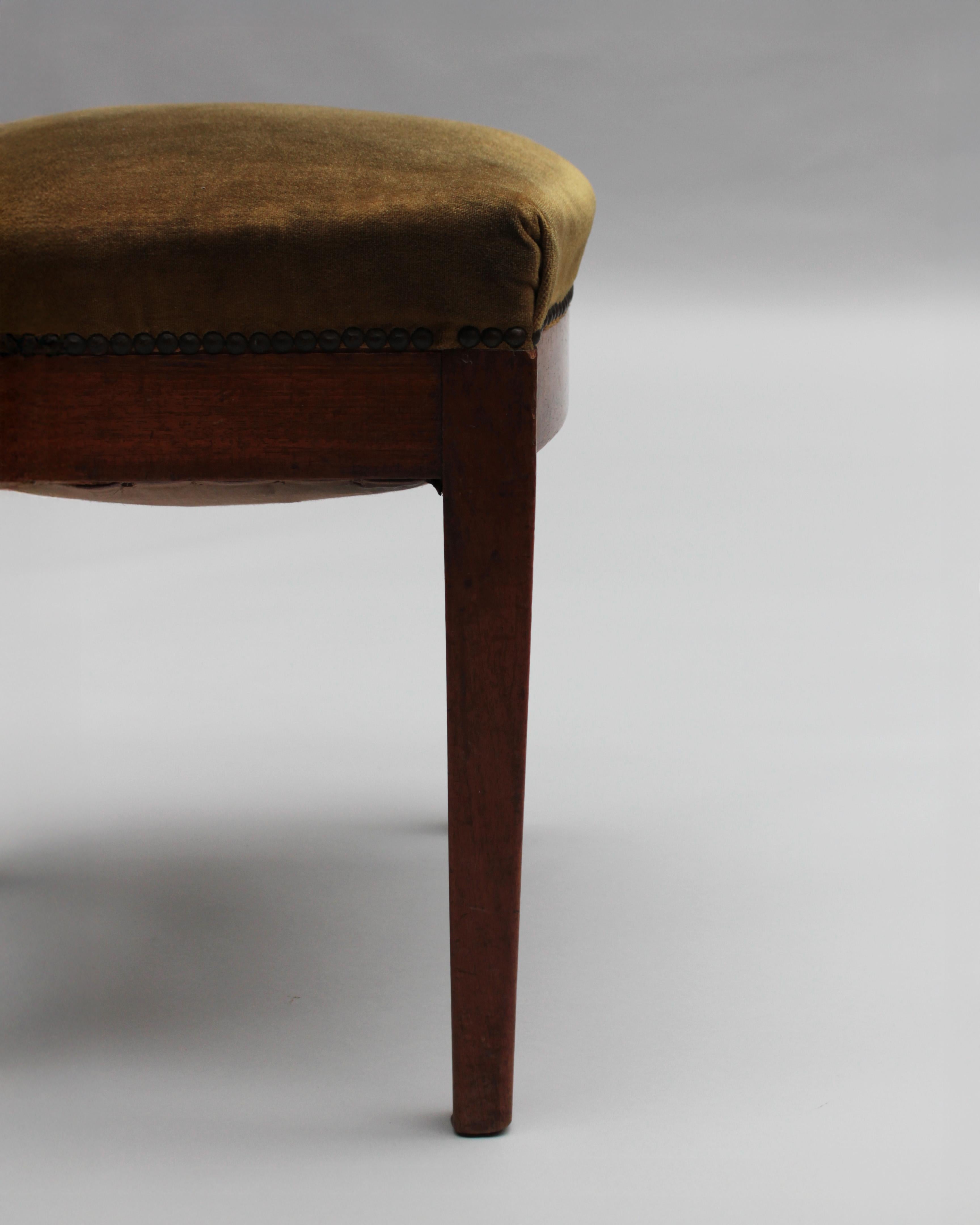 4 raffinate poltrone francesi in noce degli anni '30 attribuite a Francis Jourdain in vendita 9