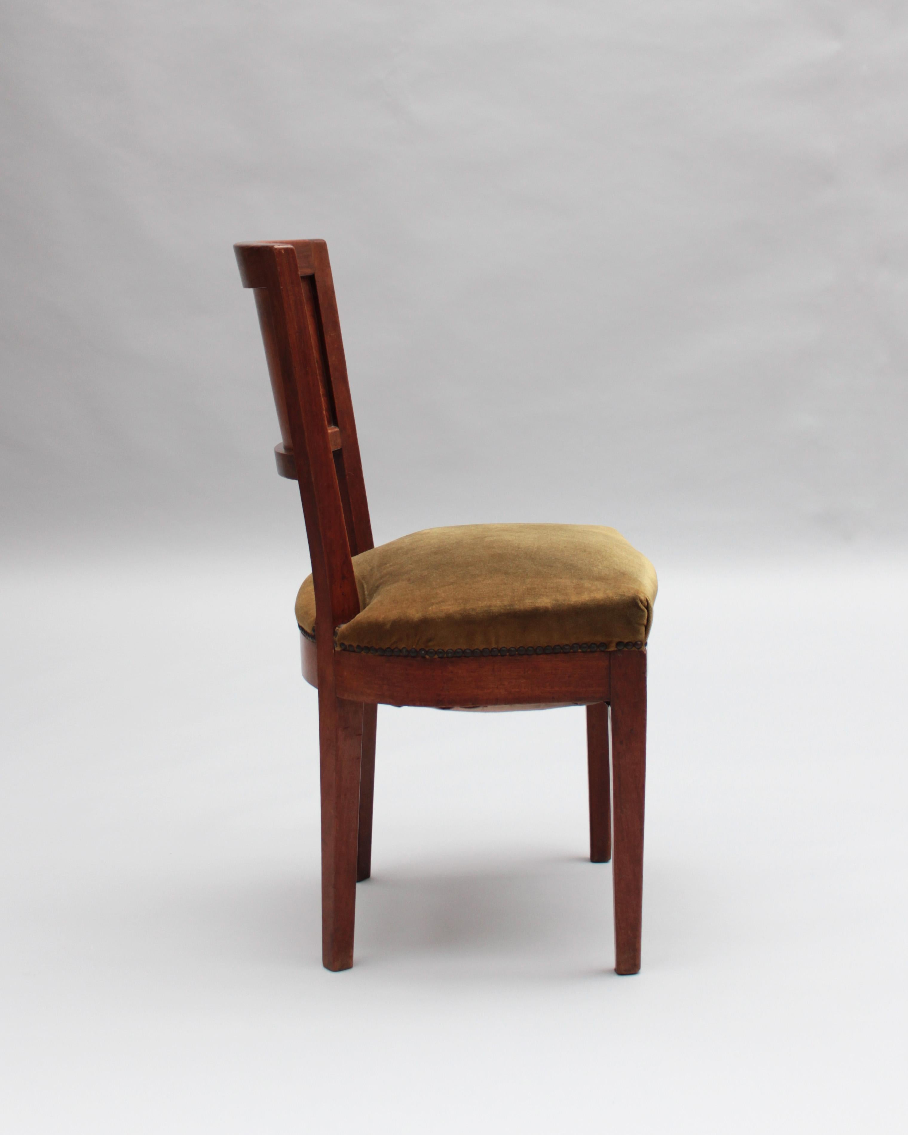 4 raffinate poltrone francesi in noce degli anni '30 attribuite a Francis Jourdain in vendita 1