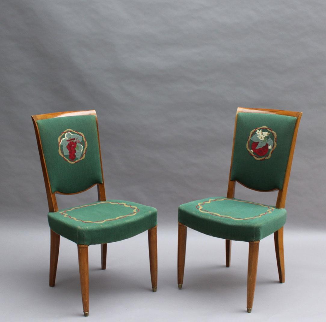 Quatre belles chaises de salle à manger Art Déco en noyer de Jules Leleu.
Ces chaises, avec leur tapisserie d'Aubusson originale, sont représentées dans 