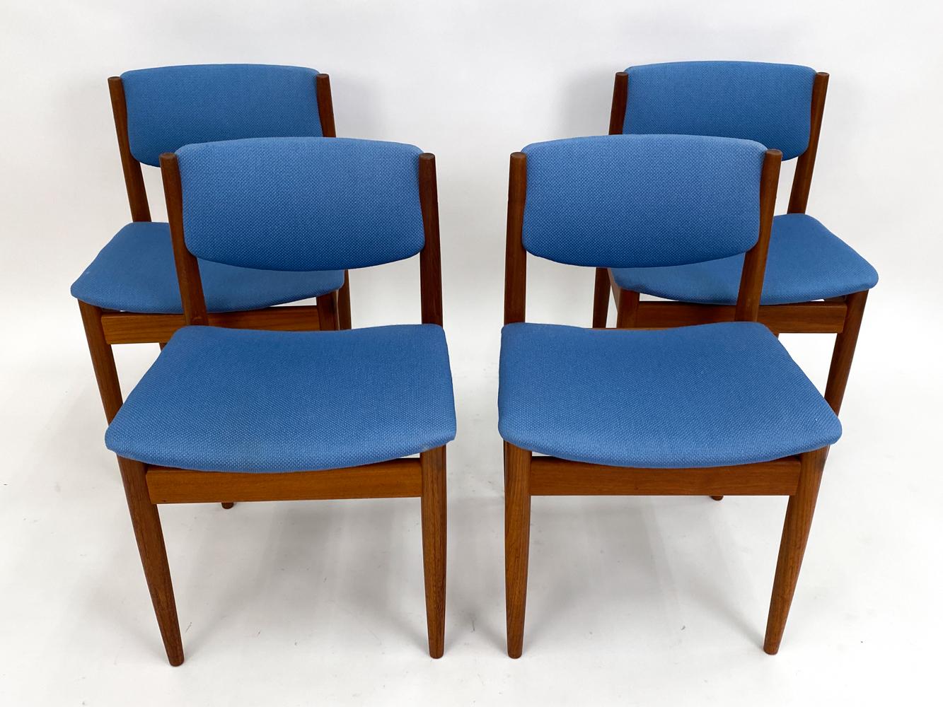 Entrez dans l'âge d'or du design du milieu du siècle avec cet ensemble exquis de quatre chaises Finn Juhl modèle 197 en teck. Témoignage du savoir-faire inégalé et du style visionnaire de Juhls, chaque chaise est sculptée dans un bois de teck riche
