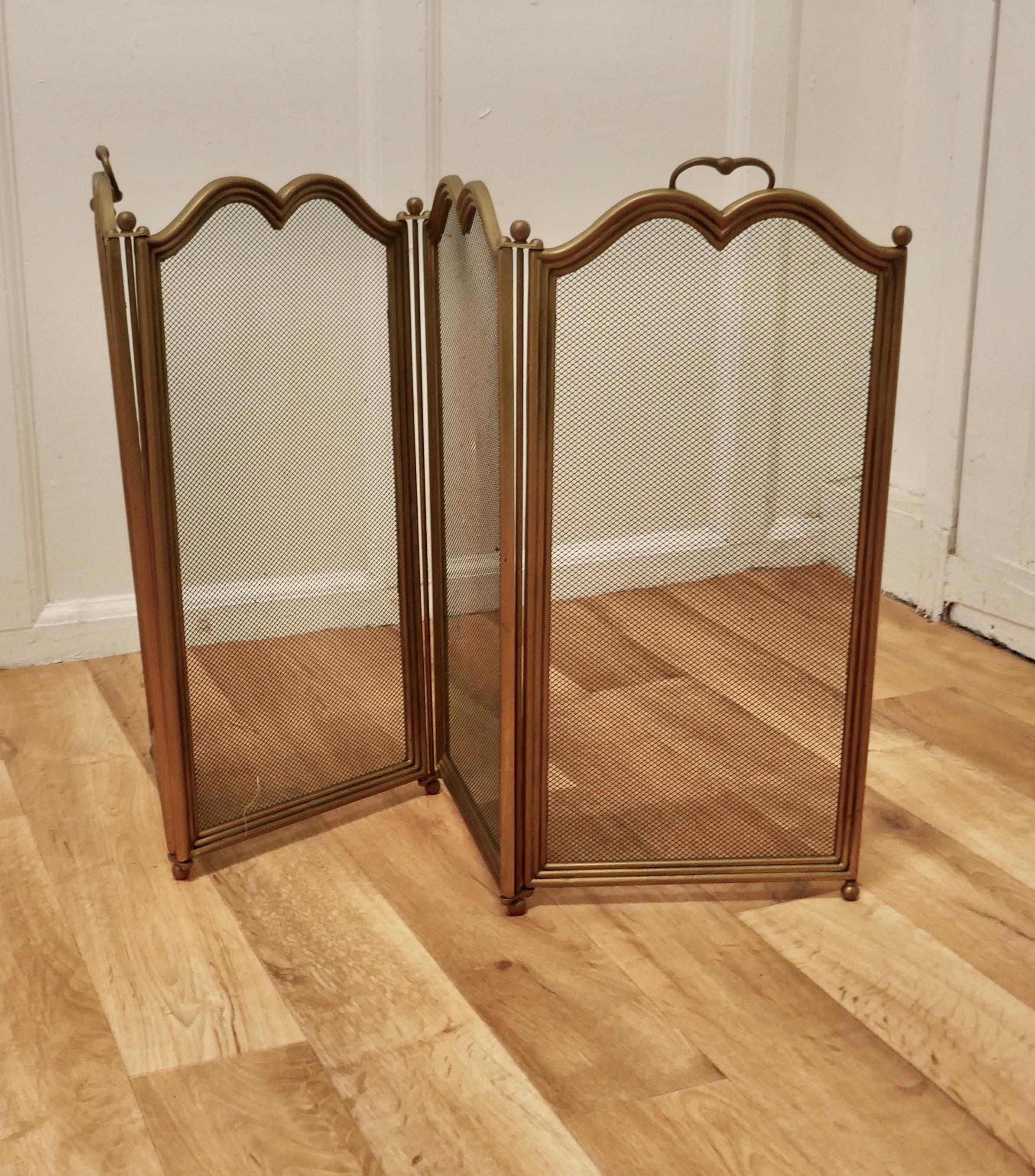 4 Fold Brass Fire Guard for Inglenook Fireplace In Good Condition In Chillerton, Isle of Wight