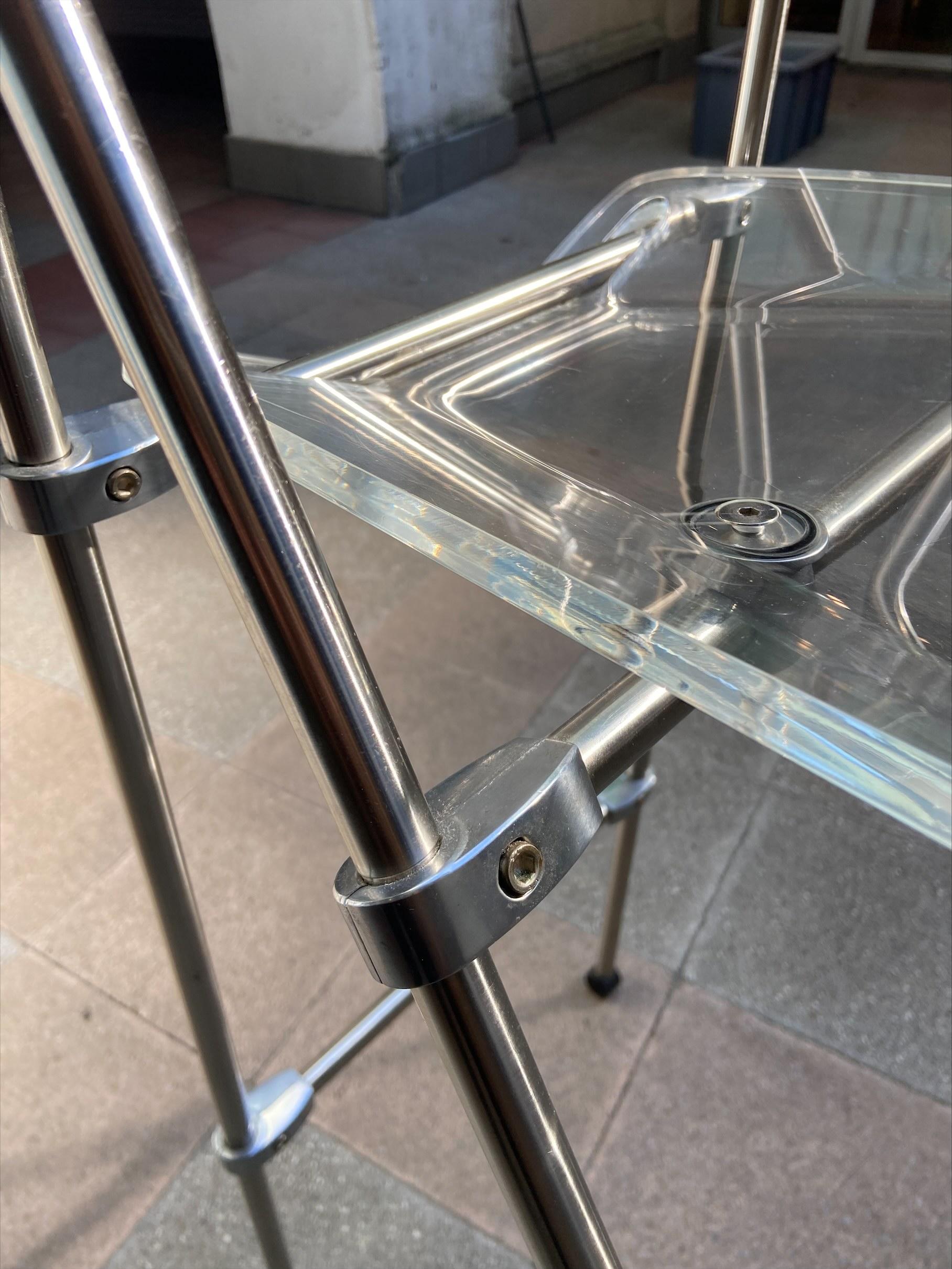 4 chaises de bar pliantes en métal et plexiglas transparent de la cuisine en vente 1