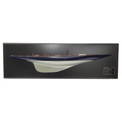 Modello in scala 1:4 dello yacht Endeavor della Classe J, color argento