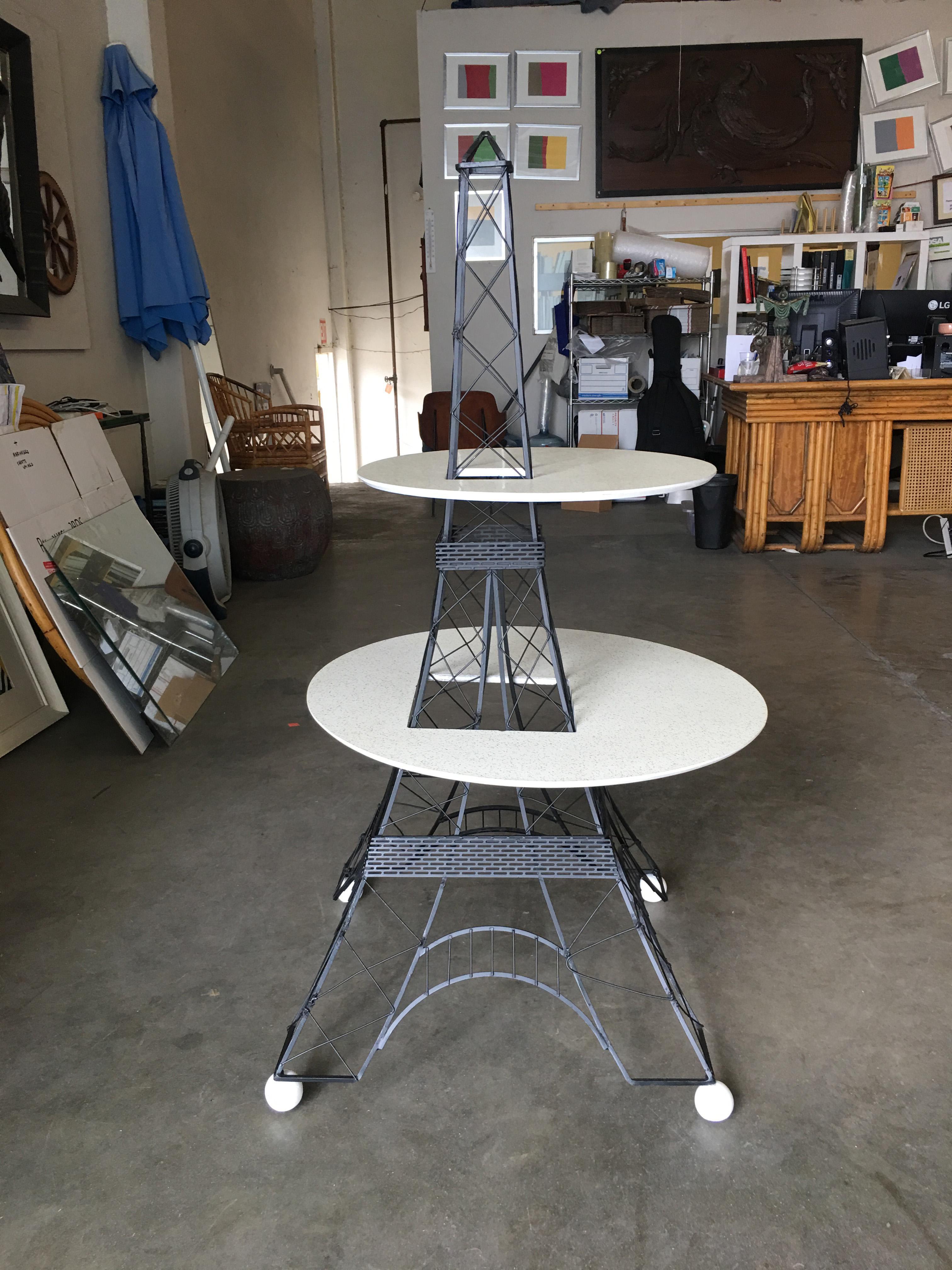 Mid-Century Modern Table à cocktail Tour Eiffel sculpturale en laiton, à deux étages, style milieu du siècle en vente
