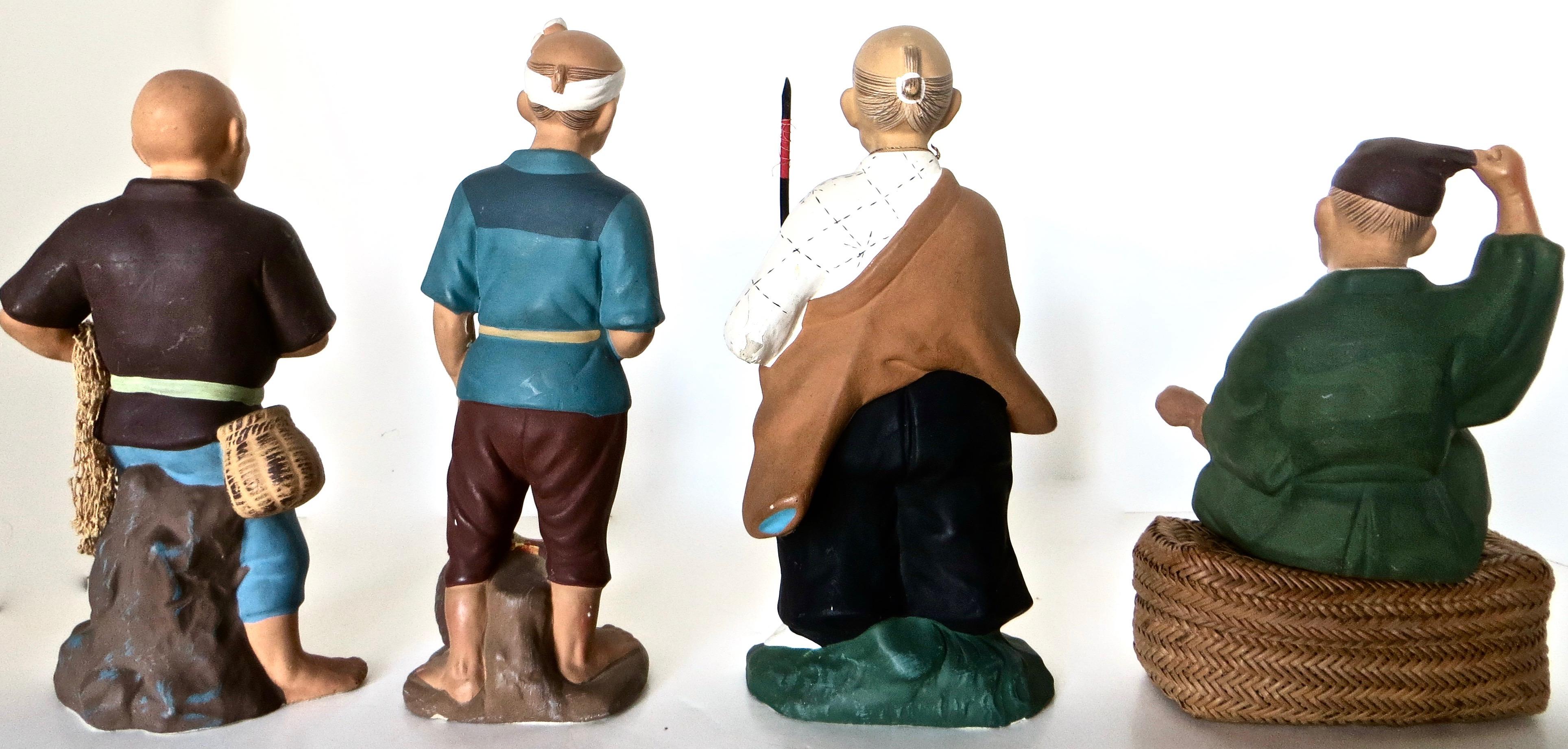 Quatre figurines japonaises Hakone en biscuit peintes à la main, également appelées 