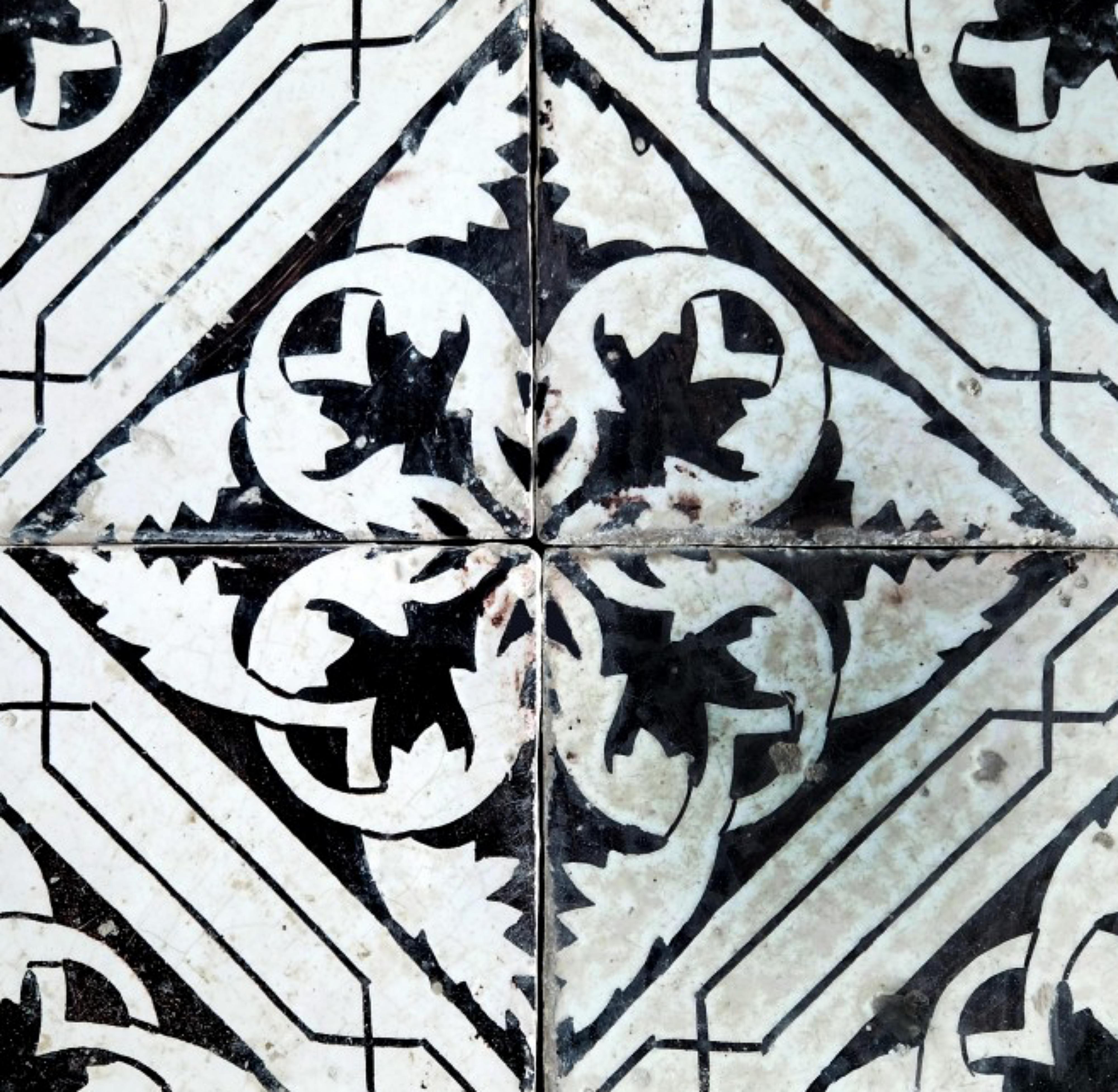 4 ( Vier ) Neapolitanische MAJOLICA KACHEL aus dem 19. Jahrhundert

4 Kacheln mit weißem Aluminiumoxid-Hintergrund mit geometrischen Mangan-Motiven.

VERFÜGBARKEIT VON 230 FLIESEN

HÖHE 40 cm
BREITE 40 cm
DICKTHEIT 1,7 cm
GEWICHT 1,3