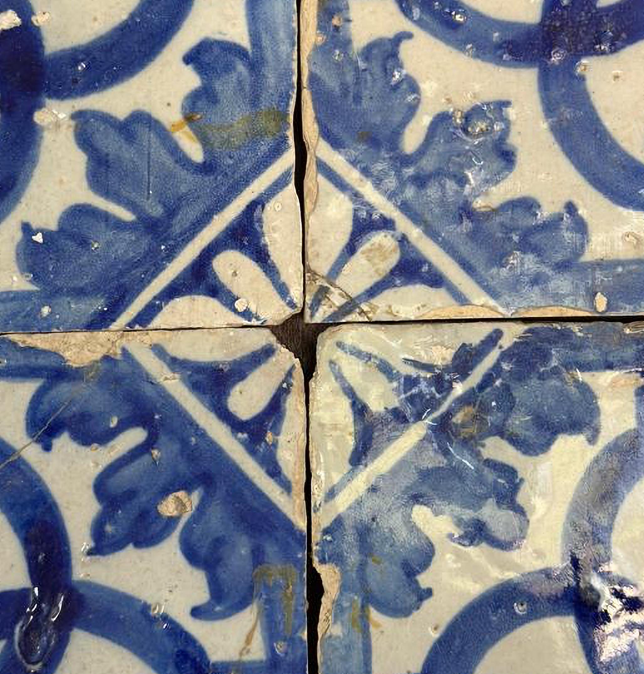 (4) Four Portuguese Tiles 17th Century (1630/1680) Very Rare Collectible

each tile 14cm x 14cm

total: 28cm x 28cm

Original, unrestored

Ready to hang on the wall

The old Portuguese Tile 