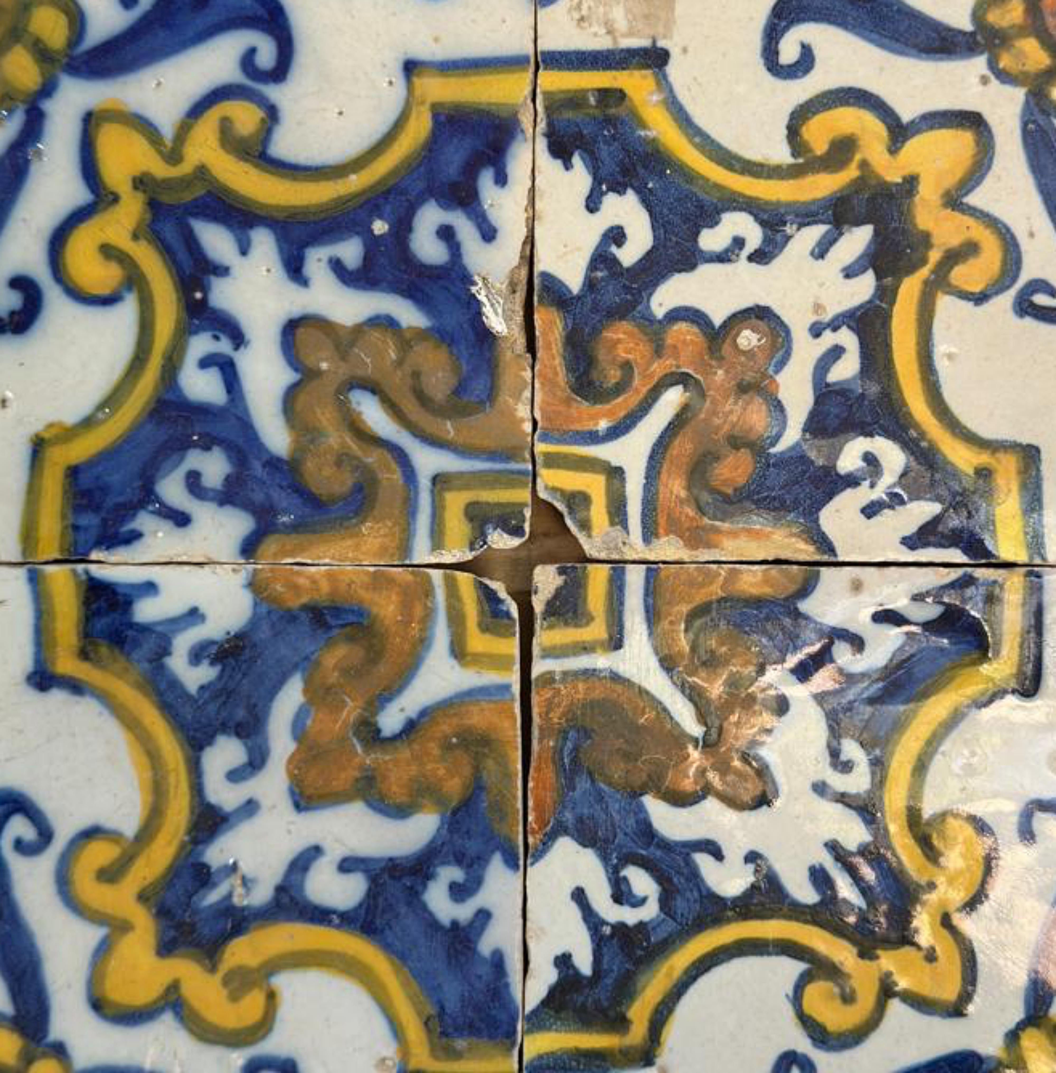(4) Four Portuguese Tiles 17th Century (1630/1680) Very Rare Collectible

each tile 14cm x 14cm

total: 28cm x 28cm

Original, unrestored

Ready to hang on the wall

The old Portuguese Tile 