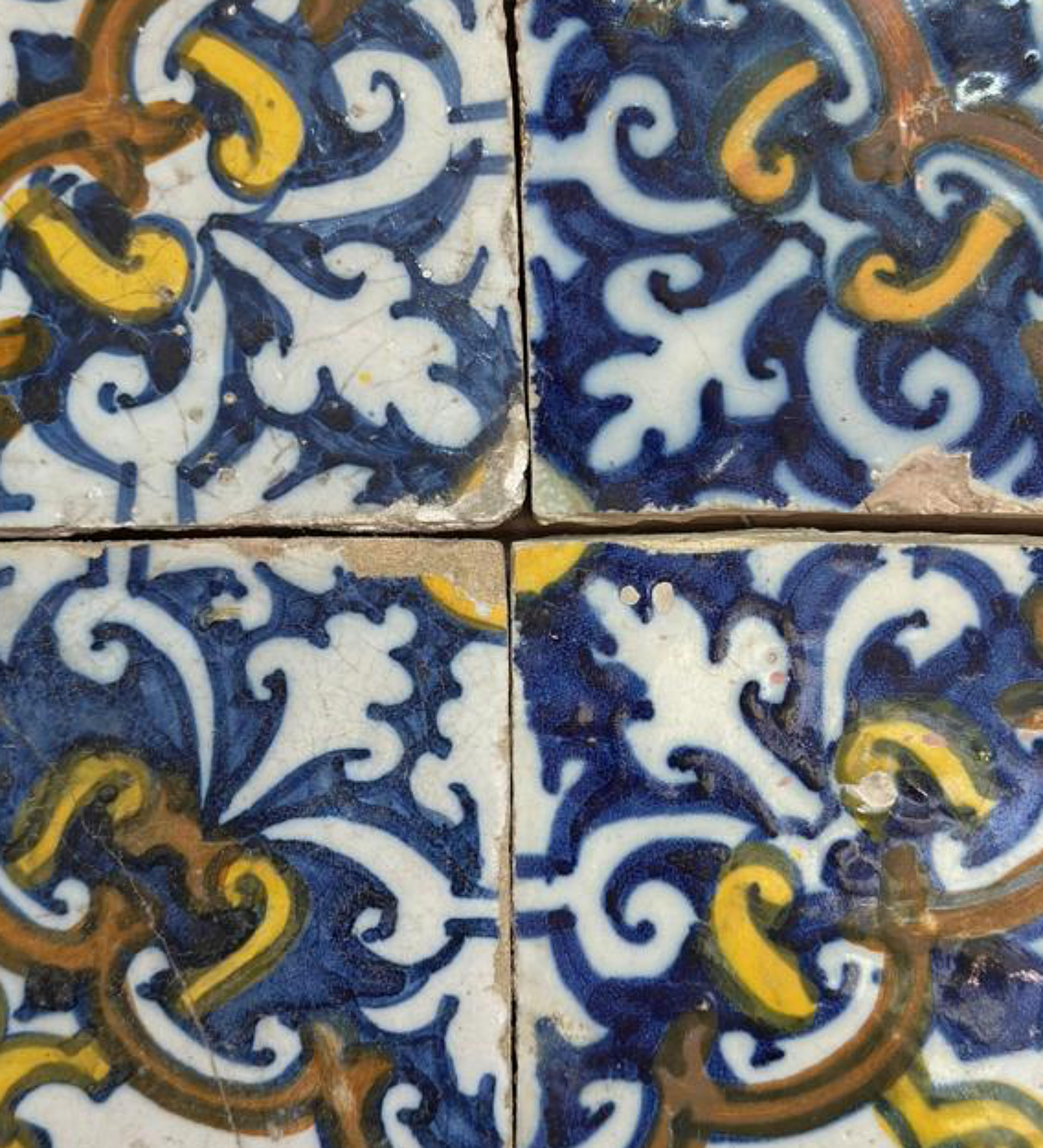 (4) Four Portuguese Tiles 17th Century (1630/1680) Very Rare Collectible

each tile 14cm x 14cm

total: 28cm x 28cm

Original, unrestored

Ready to hang on the wall

The old Portuguese Tile 