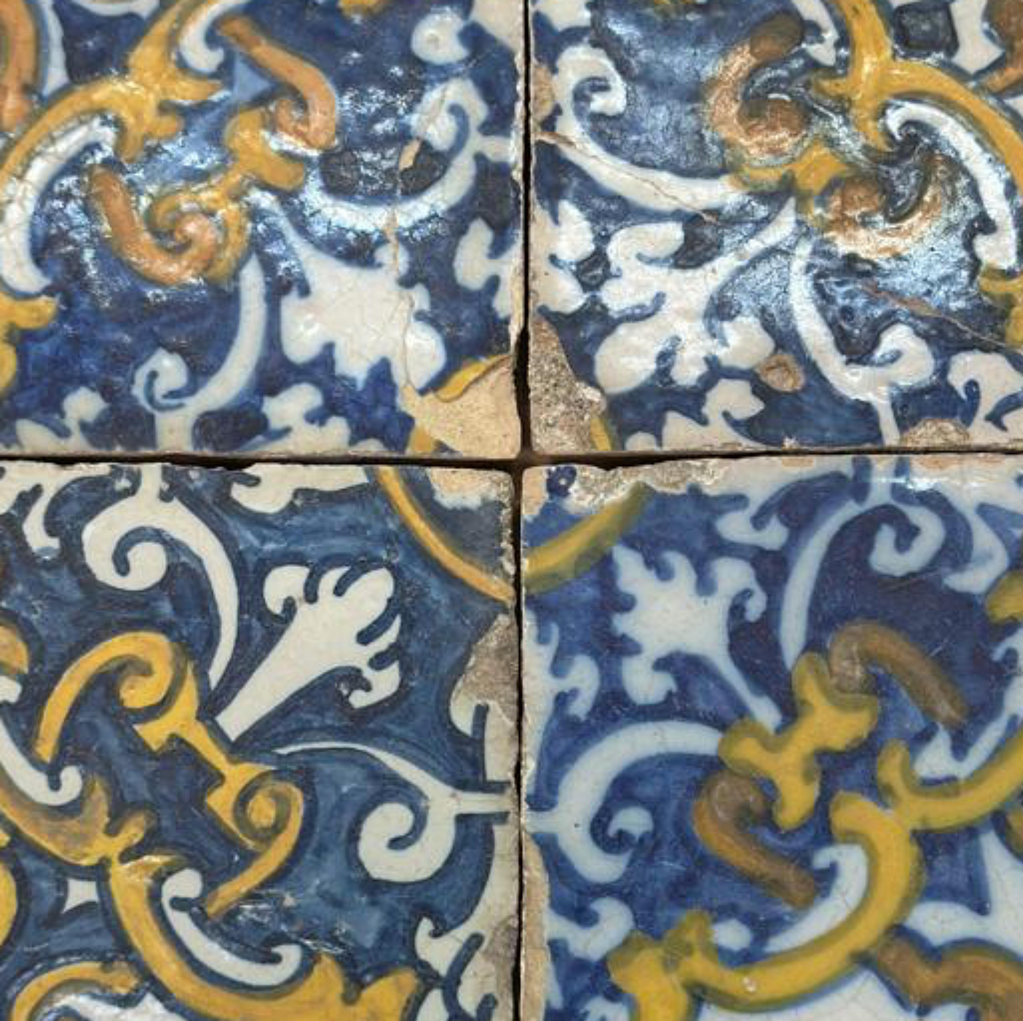 (4) Four Portuguese Tiles 17th Century (1630/1680) Very Rare Collectible

each tile 14cm x 14cm

total: 28cm x 28cm

Original, unrestored

Ready to hang on the wall

The old Portuguese Tile 