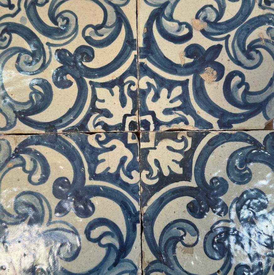 (4) Four Portuguese Tiles 17th Century (1630/1680) Very Rare Collectible

each tile 14cm x 14cm

total: 28cm x 28cm

Original, unrestored

Ready to hang on the wall

The old Portuguese Tile 