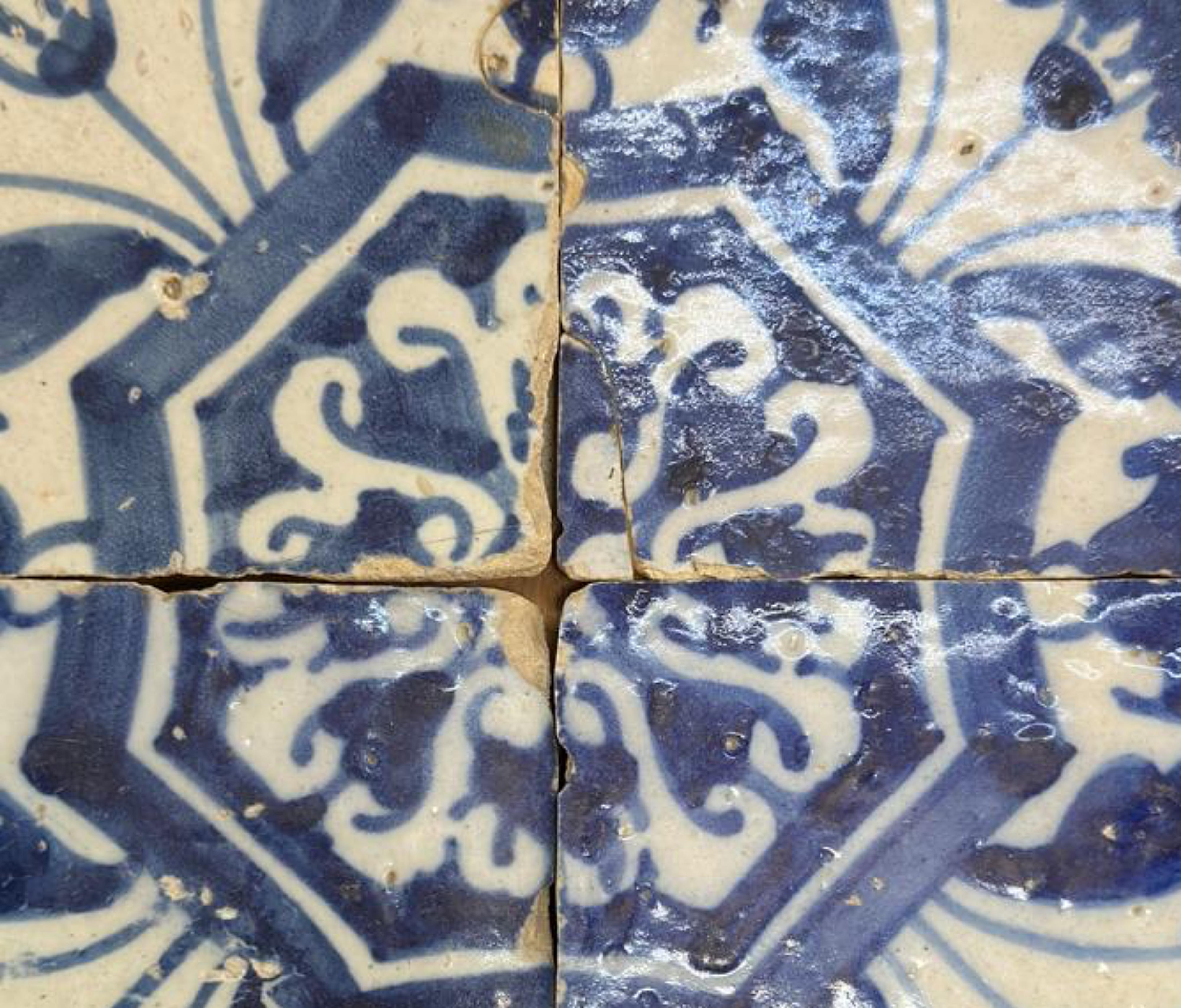 (4) Four Portuguese Tiles 17th Century (1630/1680) Very Rare Collectible

each tile 14cm x 14cm

total: 28cm x 28cm

Original, unrestored

Ready to hang on the wall

The old Portuguese Tile 