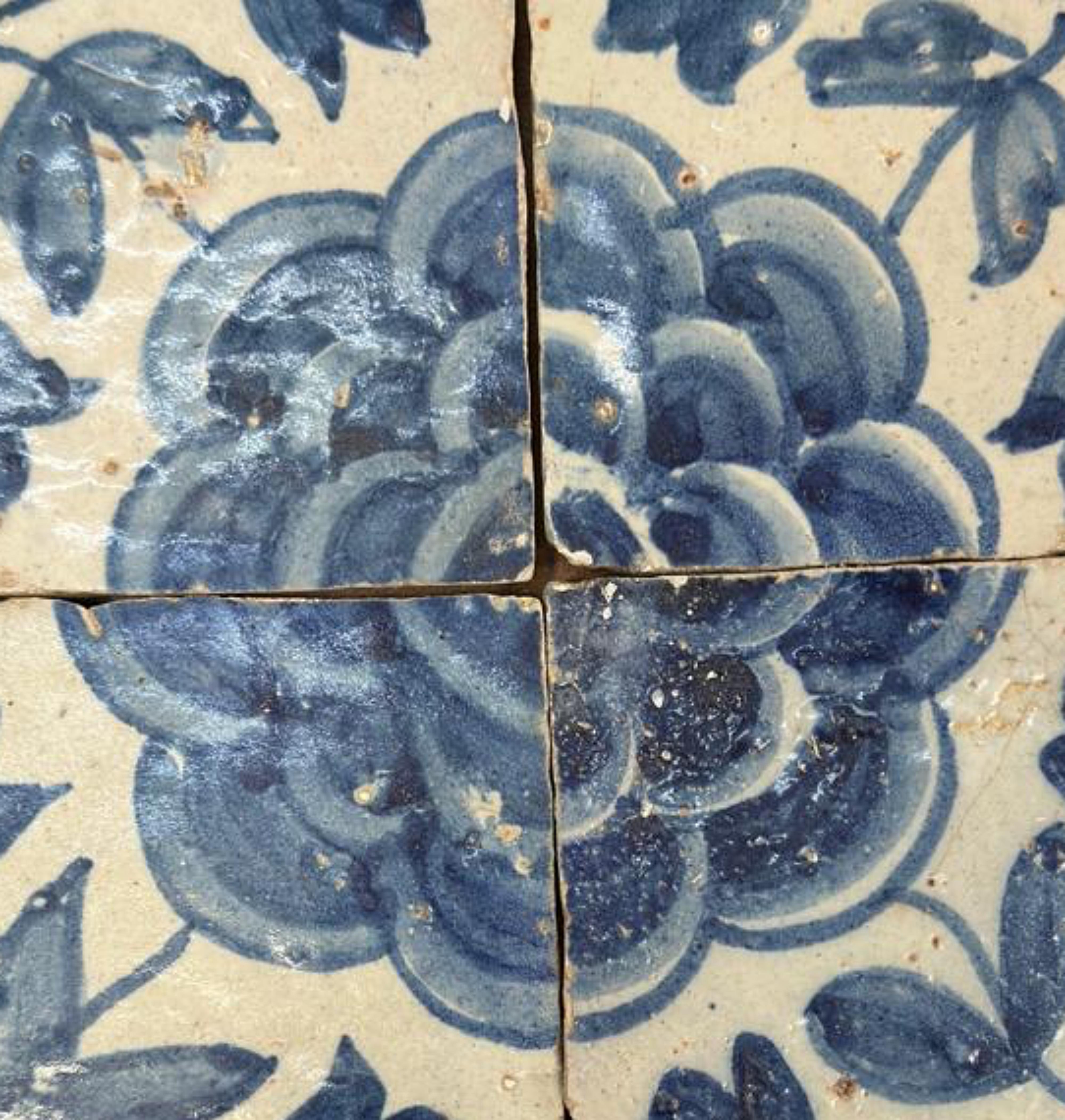 (4) Four Portuguese Tiles 17th Century (1630/1680) Very Rare Collectible

each tile 14cm x 14cm

total: 28cm x 28cm

Original, unrestored

Ready to hang on the wall

The old Portuguese Tile 